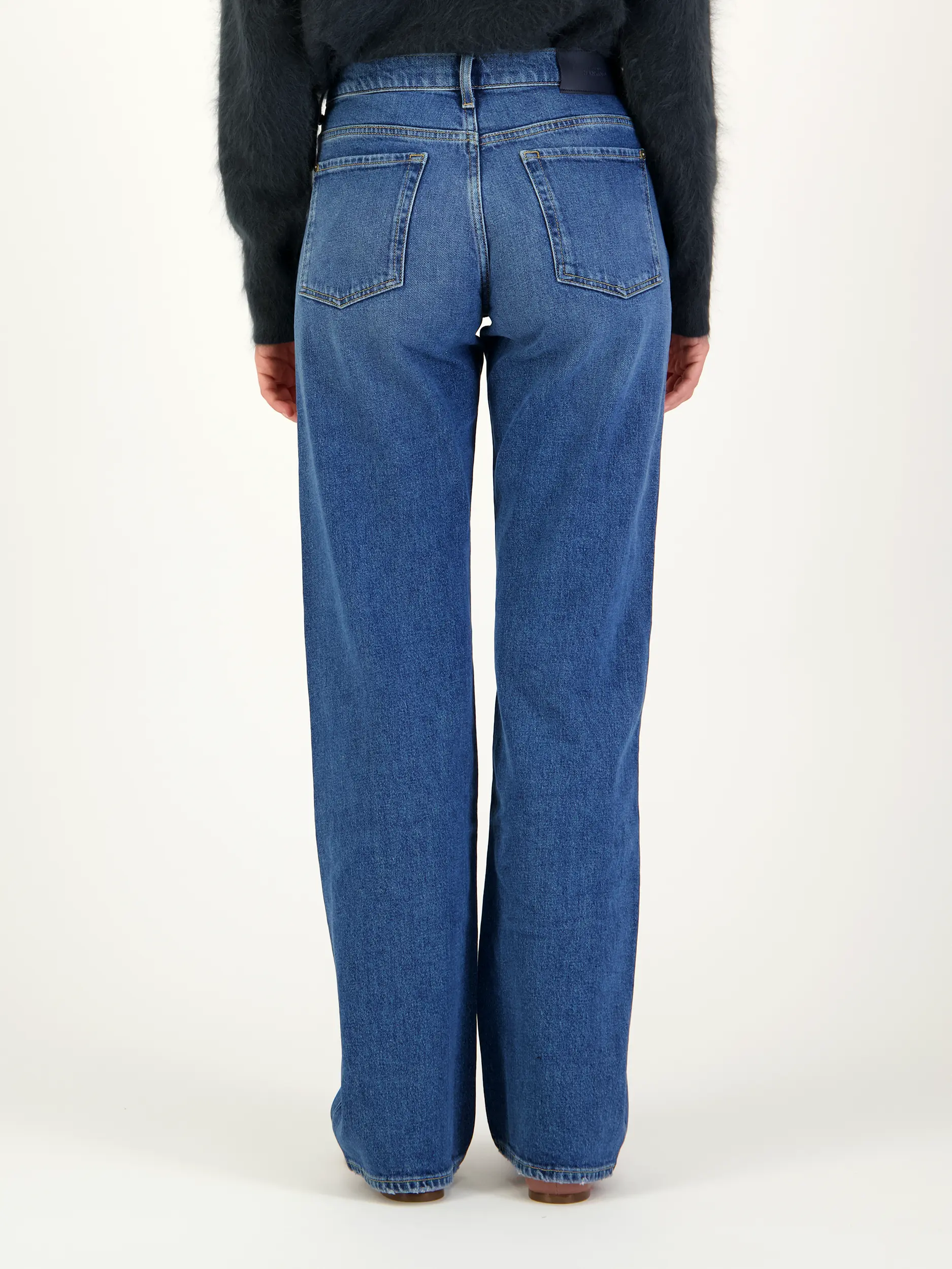 High Rise Straight Leg Jeans 'Tess' - Artikel Rückseite getragen von einem Modell - Farbe: Blau