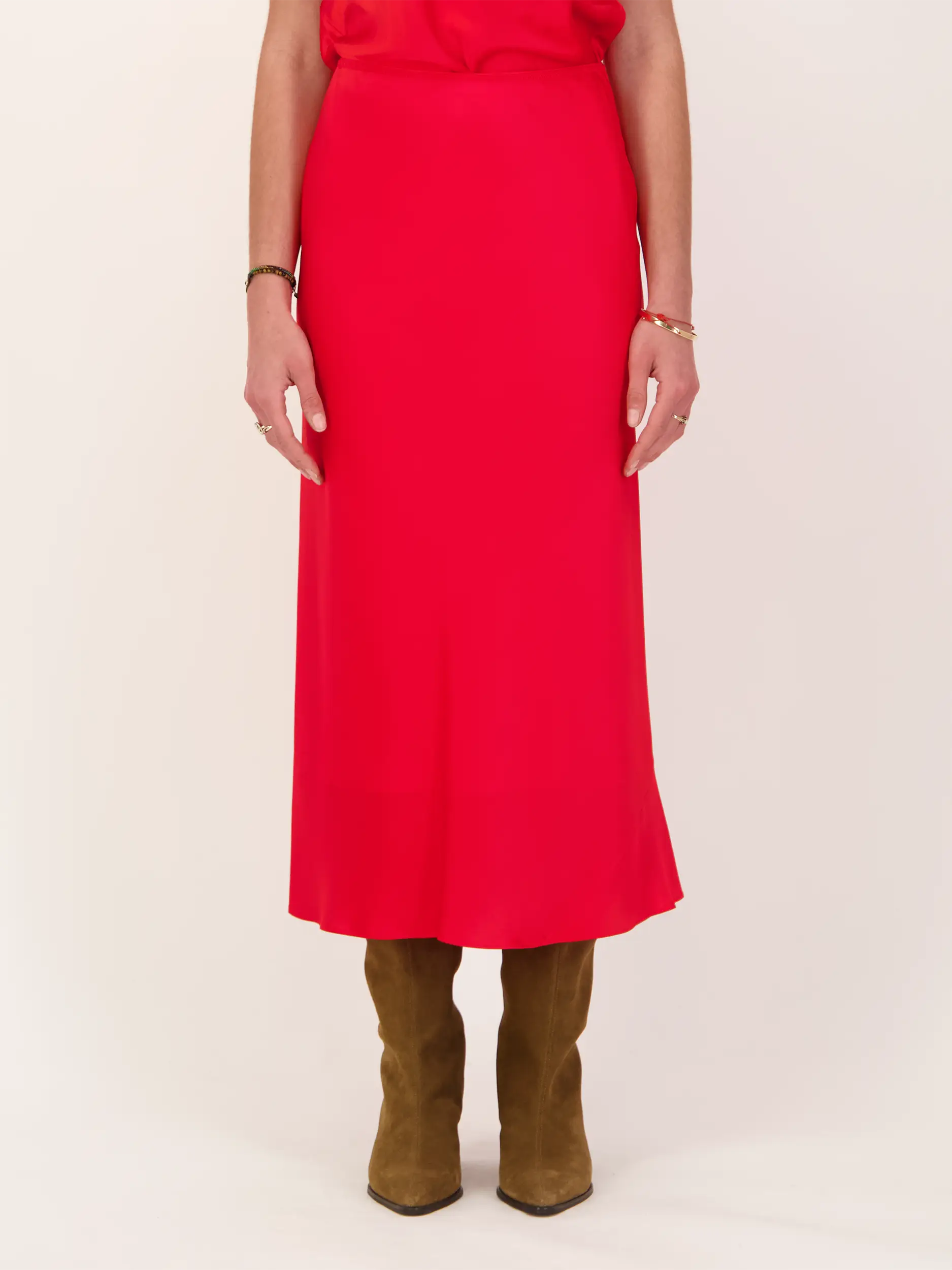 Midi Satinrock 'Sense of Shine' aus Seide - Artikel Vorderseite getragen von einem Modell - Farbe: Rot