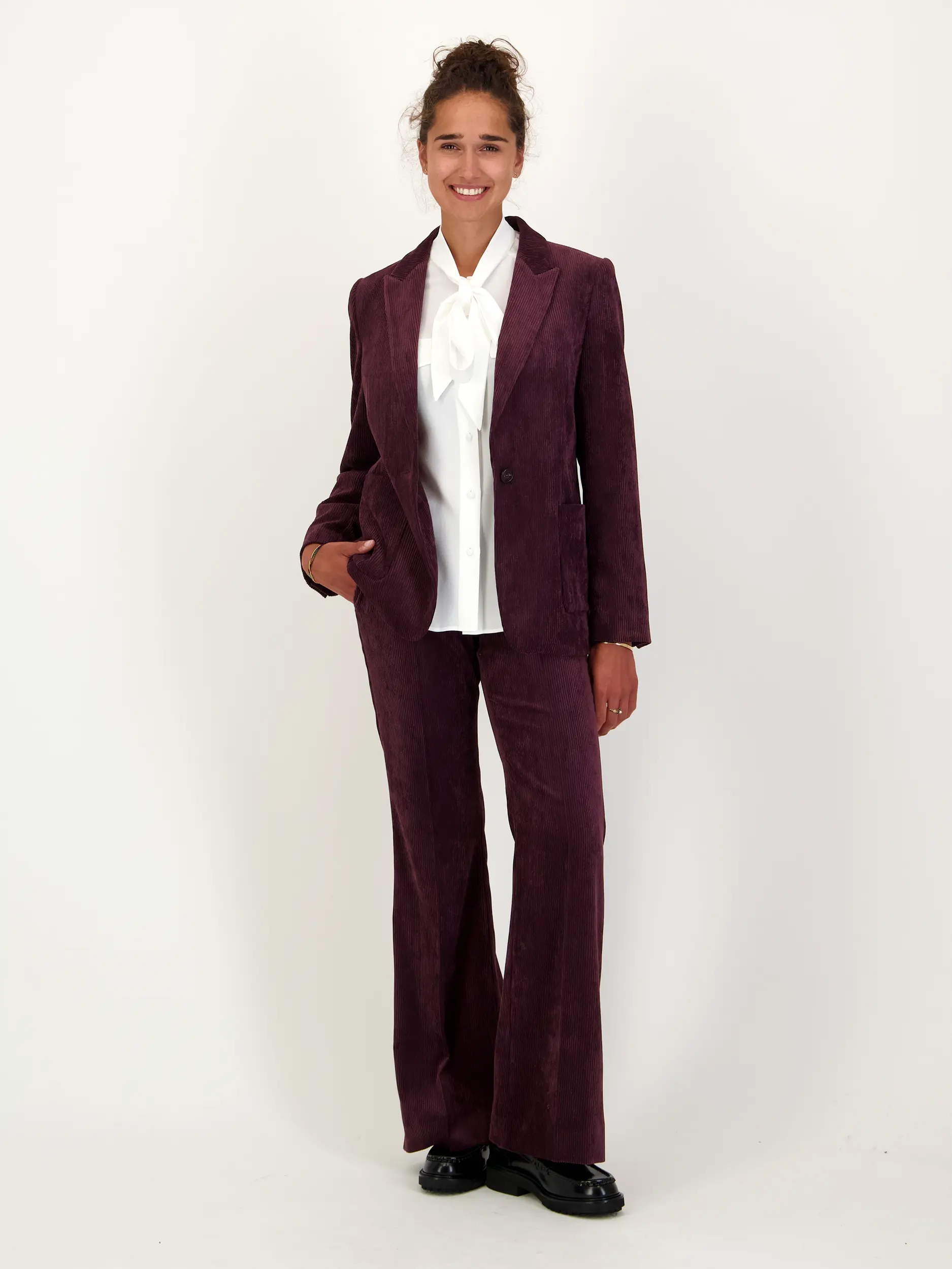 Cordblazer - Artikel Teil eines Outfits getragen von einem Modell - Farbe: Rot