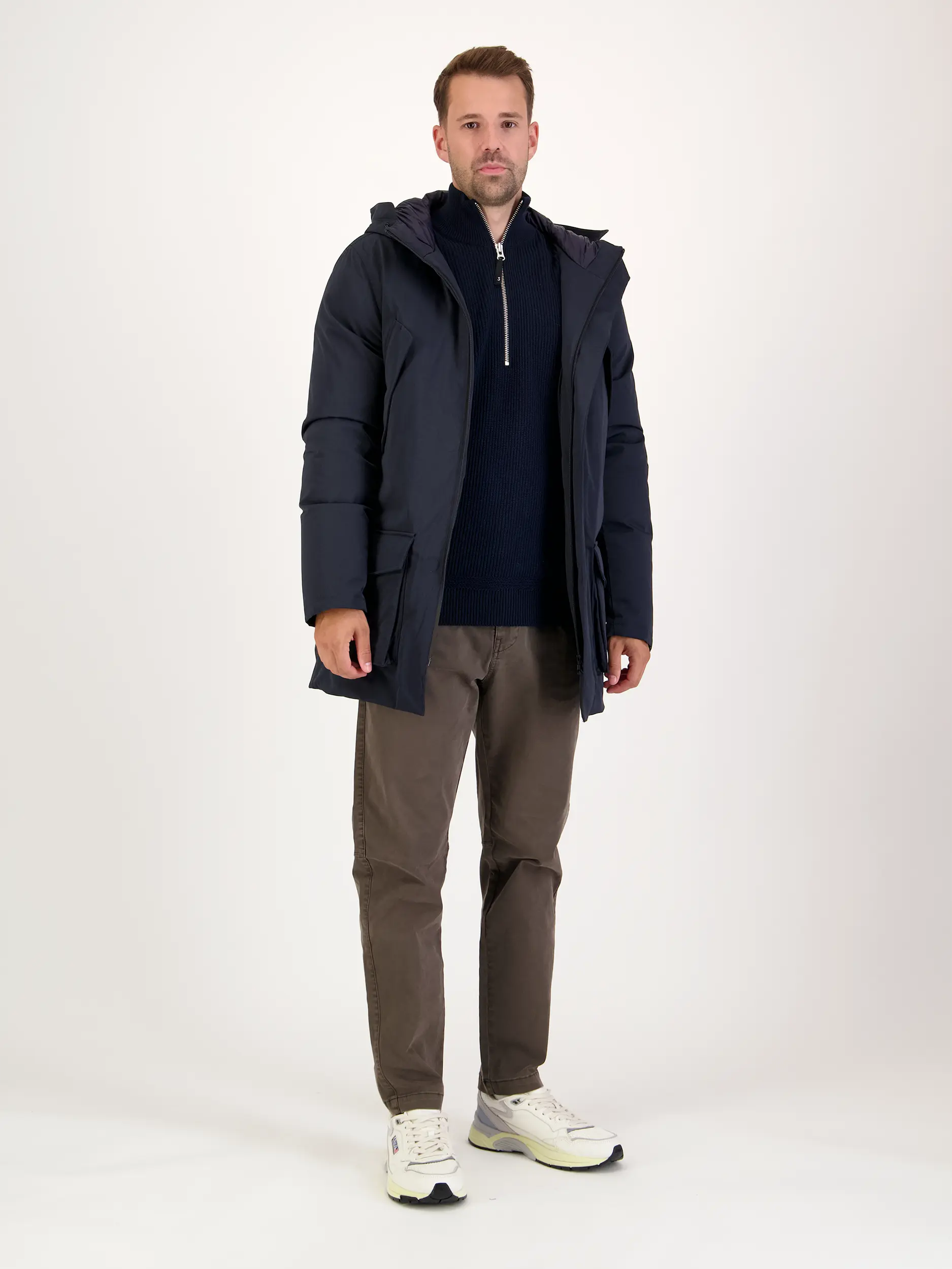 Gerippter Pullover langarm - Artikel Teil eines Outfits getragen von einem Modell - Farbe: Blau