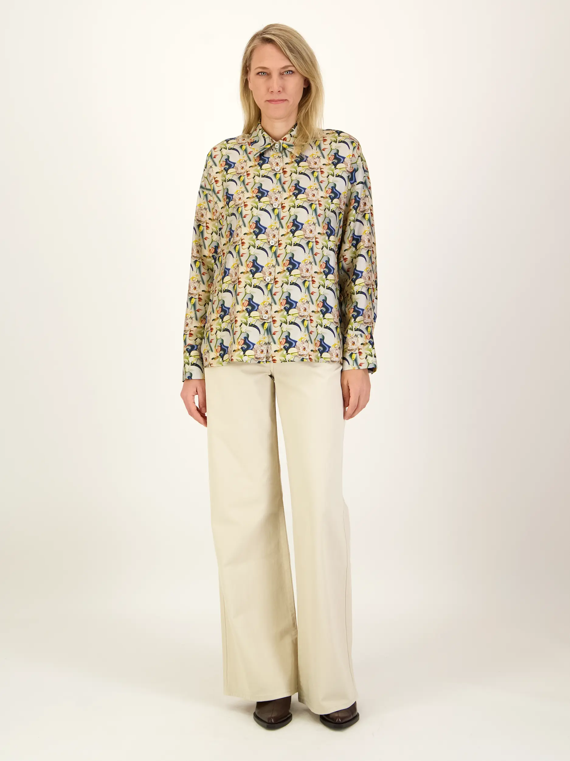 Gemusterte Bluse aus Seide langarm - Artikel Teil eines Outfits getragen von einem Modell