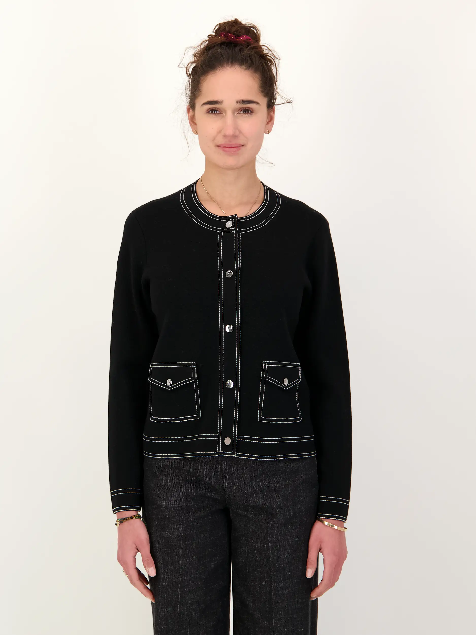 Strickjacke aus Wolle - Artikel Vorderseite getragen von einem Modell - Farbe: Schwarz