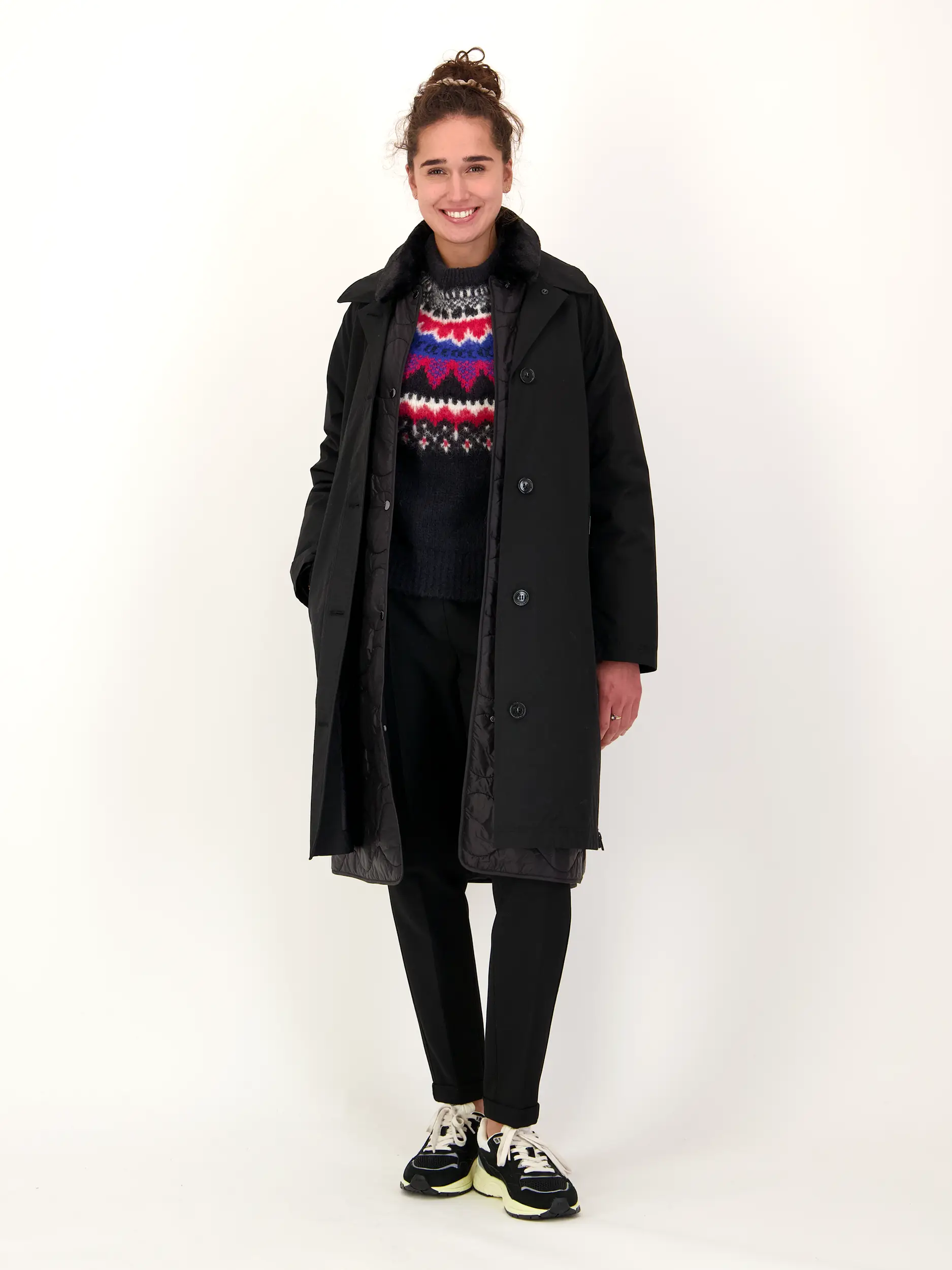Bundfaltenhose 'Kim' - Artikel Teil eines Outfits getragen von einem Modell - Farbe: Schwarz