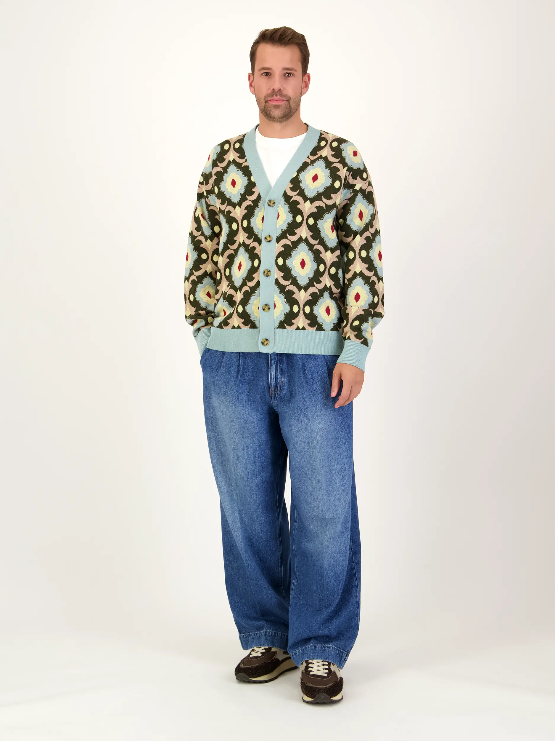 Strickjacke aus Merinowolle - Artikel Teil eines Outfits getragen von einem Modell - Farbe: Grün