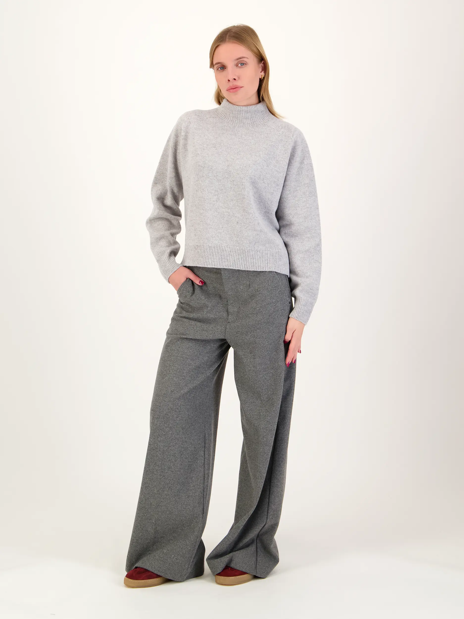 Pullover 'Lyzima' - Artikel Teil eines Outfits getragen von einem Modell - Farbe: Grau