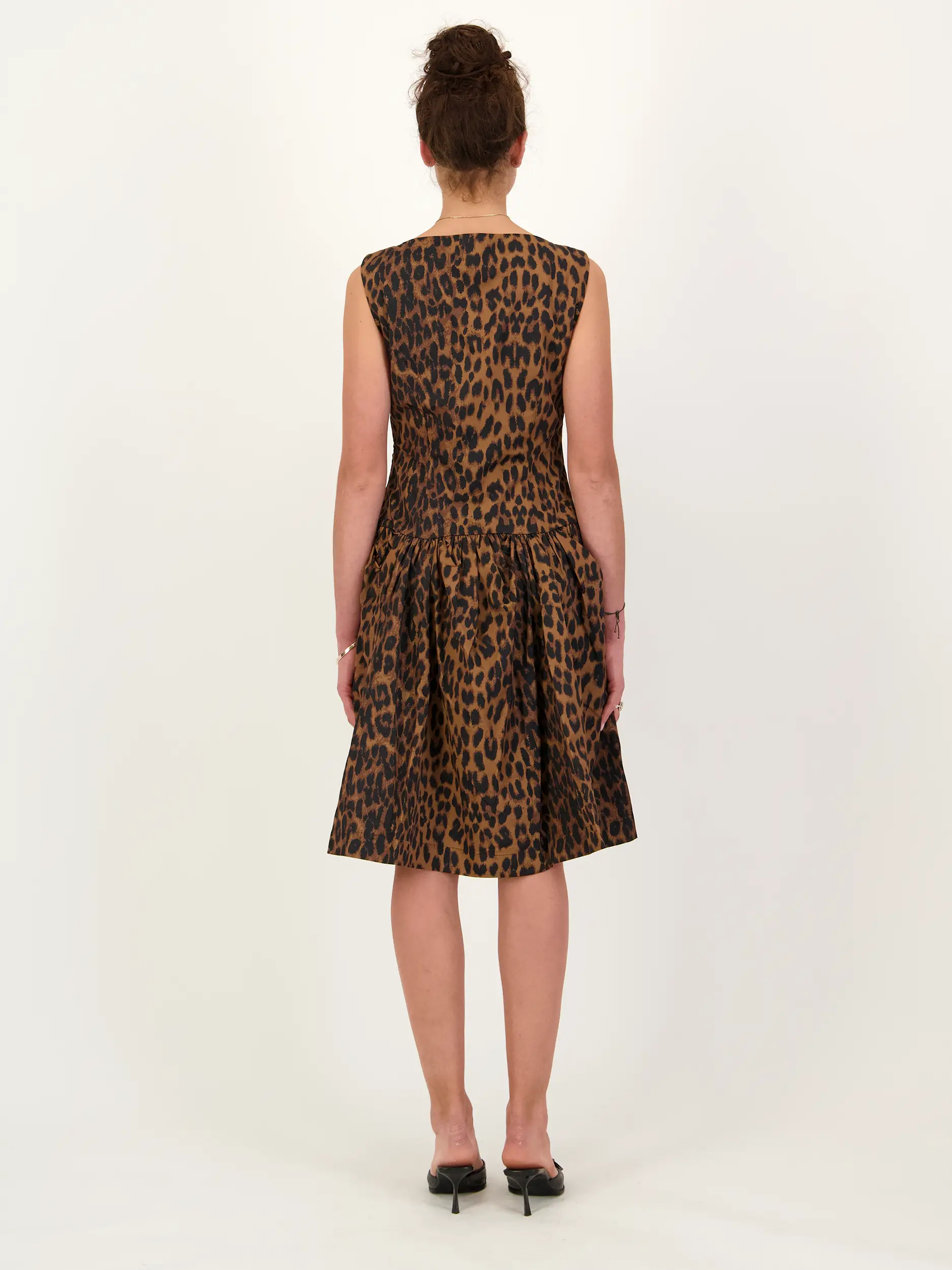 Midi Kleid ärmellos - Artikel Rückseite getragen von einem Modell - Farbe: Braun