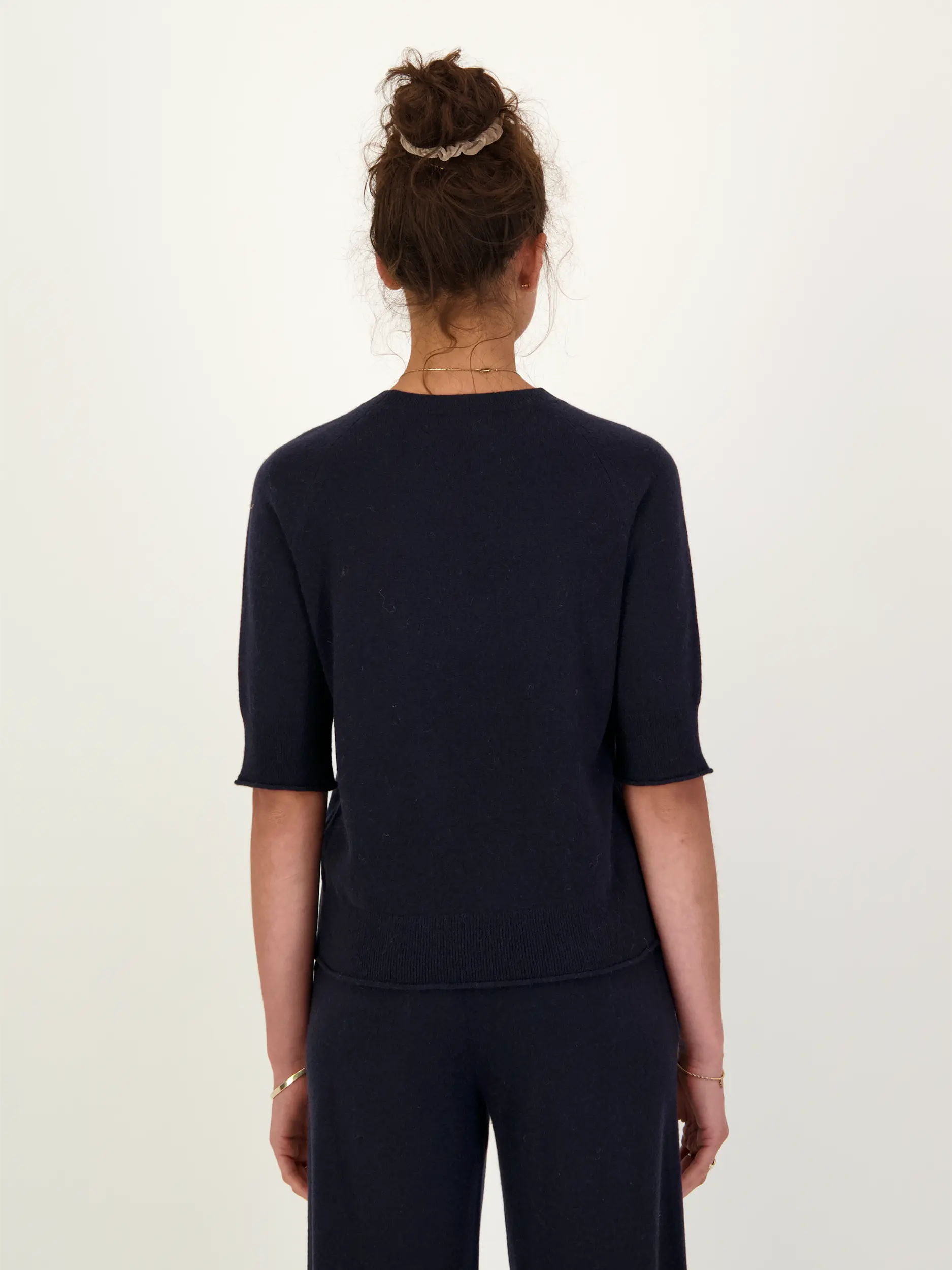 Pullover aus Kaschmir 3/4-Arm - Artikel Rückseite getragen von einem Modell