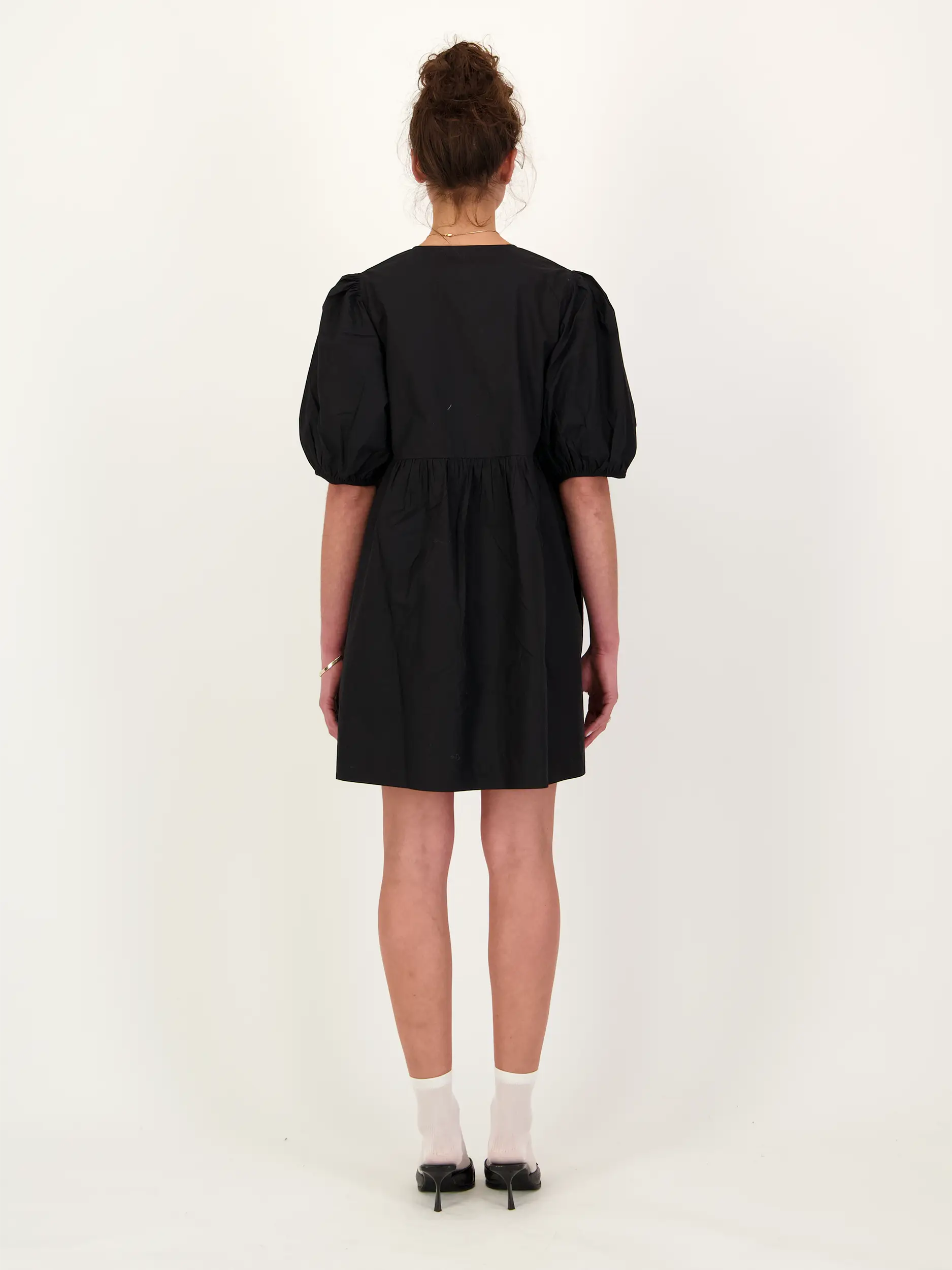 Midikleid  - Artikel Rückseite getragen von einem Modell - Farbe: Schwarz