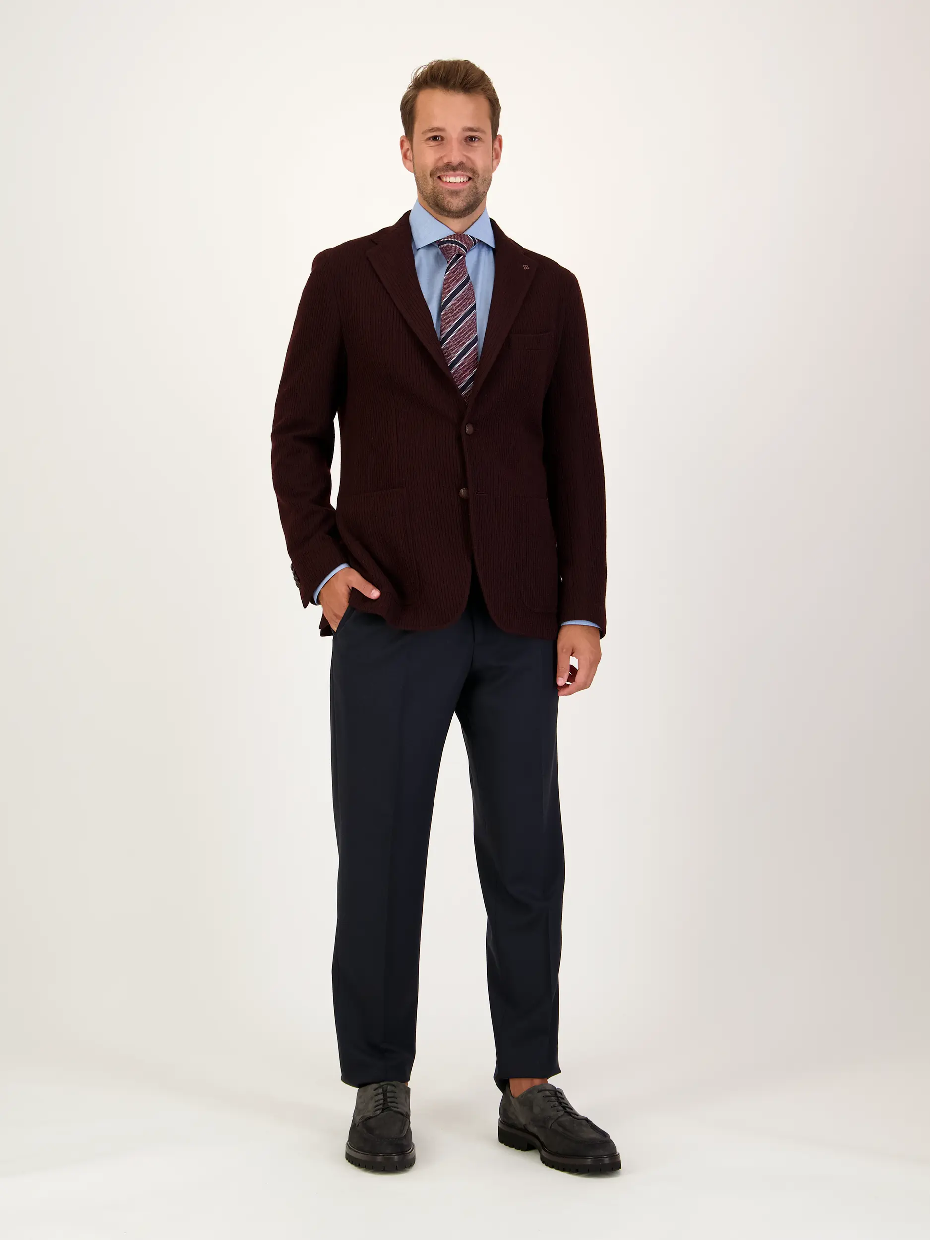 Hemd mit Kentkragen langarm - Artikel Teil eines Outfits getragen von einem Modell - Farbe: Blau