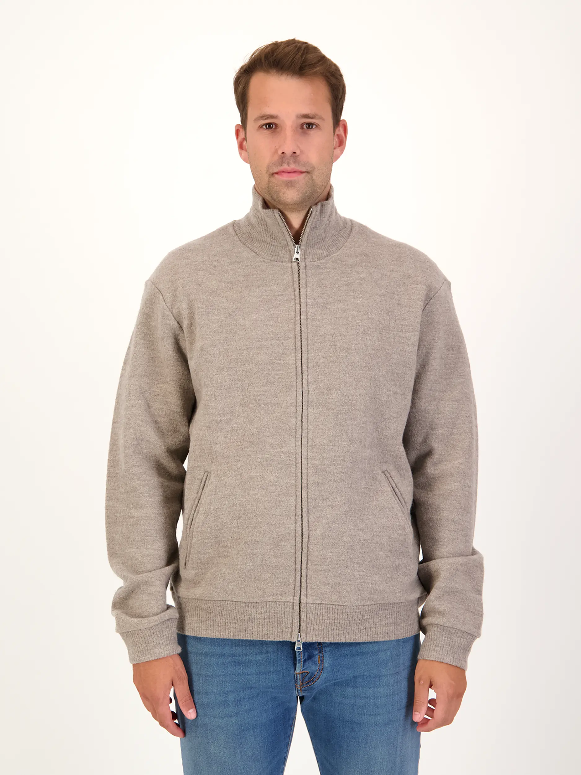 Strickjacke 'Boiled' aus Wolle langarm - Artikel Vorderseite getragen von einem Modell - Farbe: Braun
