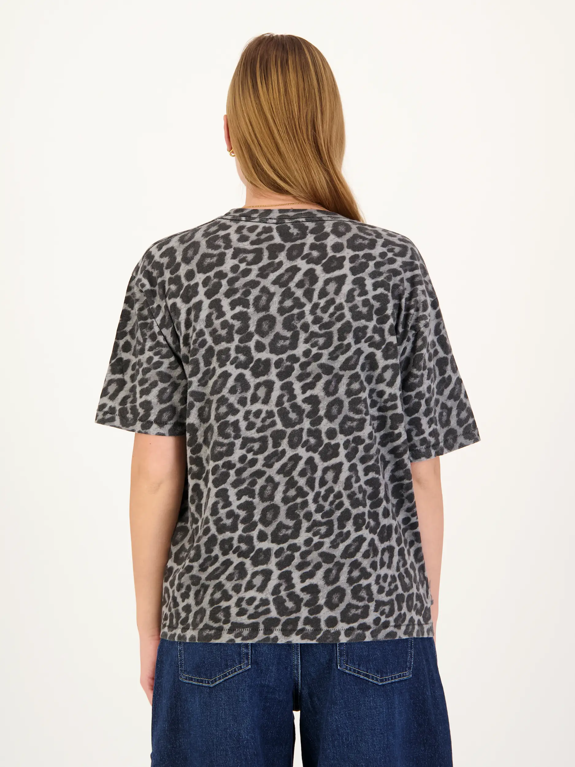 T-Shirt 'Cohen Tee' mit Leo-Print - Artikel Rückseite getragen von einem Modell - Farbe: Grau T-Shirt 'Cohen Tee' mit Leo-Print - Artikel Rückseite getragen von einem Modell - Farbe: Grau