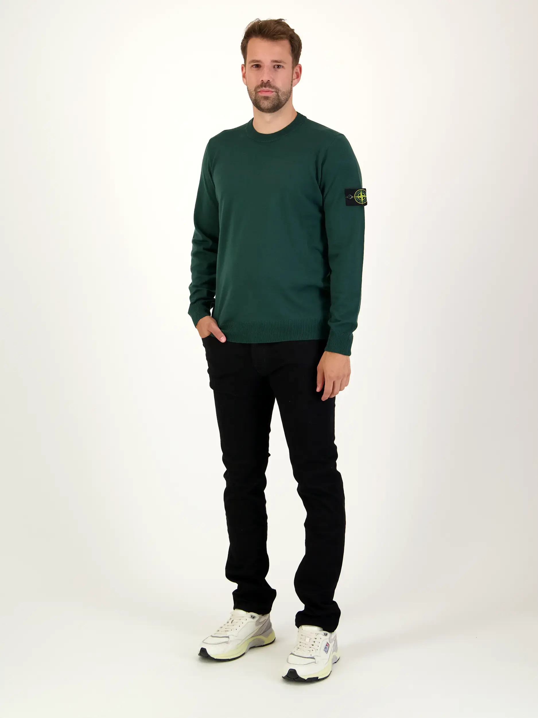 Pullover aus Schurwolle langarm - Artikel Teil eines Outfits getragen von einem Modell - Farbe: Grün