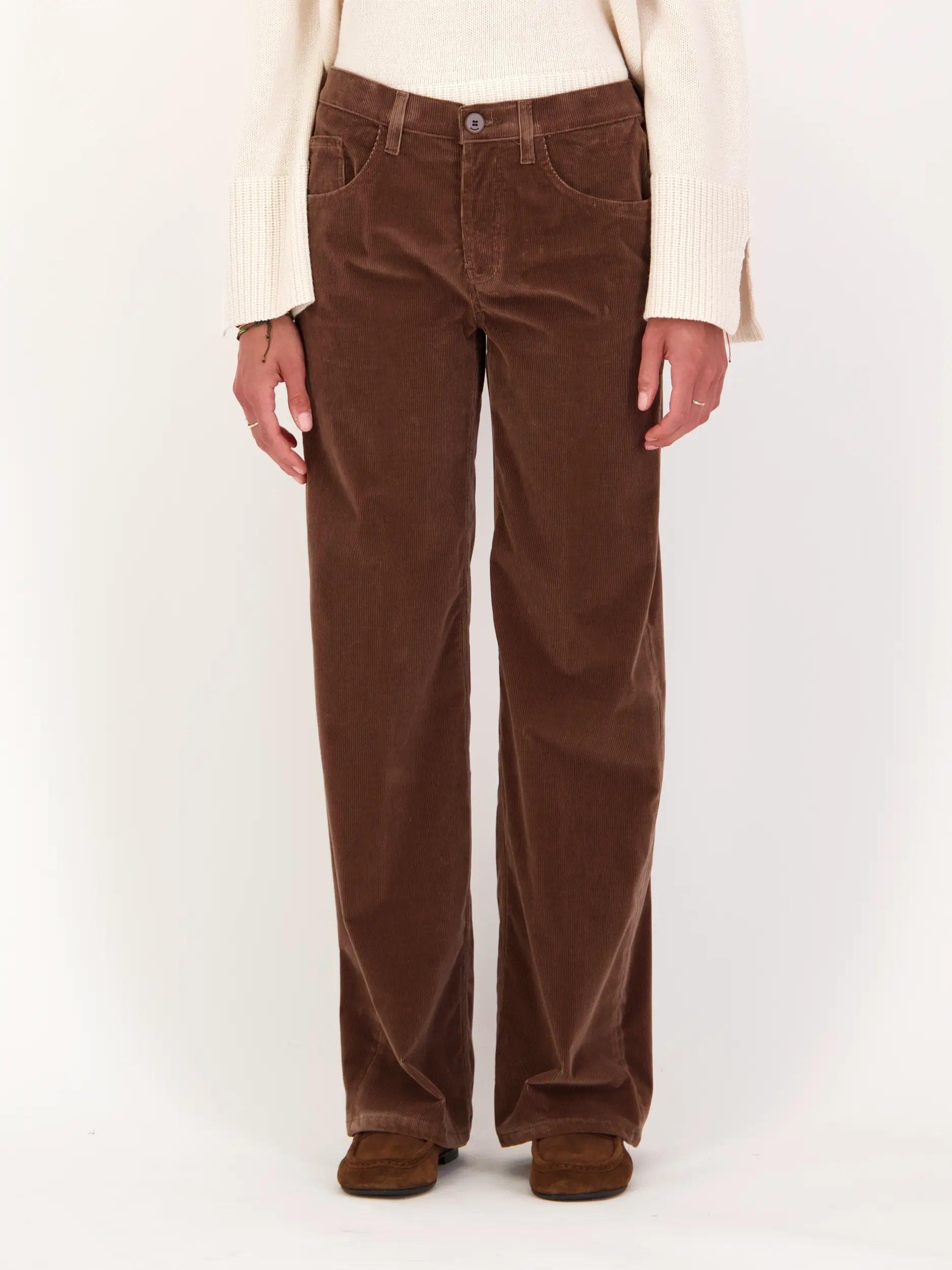 Cordhose 'Jacklyn' - Artikel Vorderseite getragen von einem Modell - Farbe: Braun