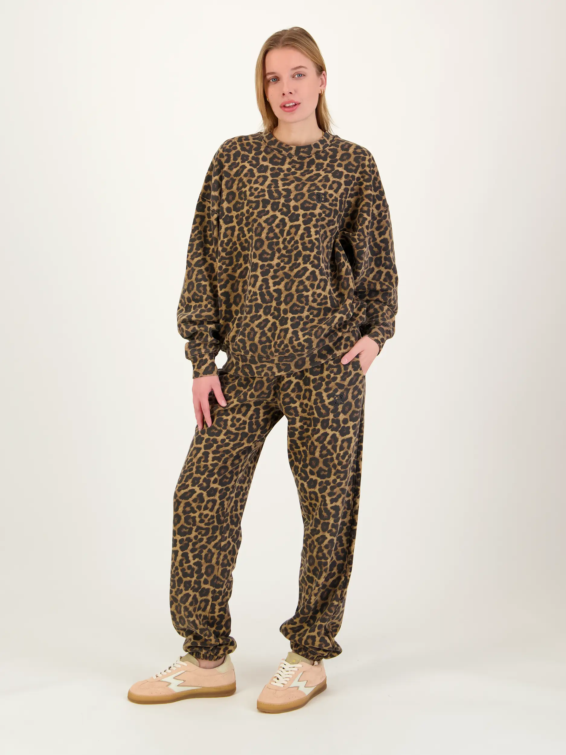 Sweatshirt mit Leo-Print - Artikel Teil eines Outfits getragen von einem Modell - Farbe: Braun Sweatshirt mit Leo-Print - Artikel Teil eines Outfits getragen von einem Modell - Farbe: Braun