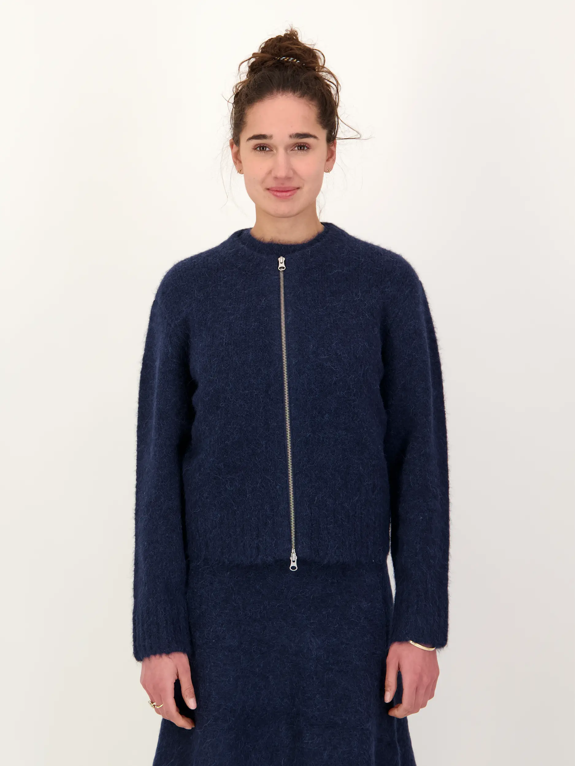 Strickjacke 'Sajeanine' aus Alpaka Mix - Artikel Vorderseite getragen von einem Modell - Farbe: Blau