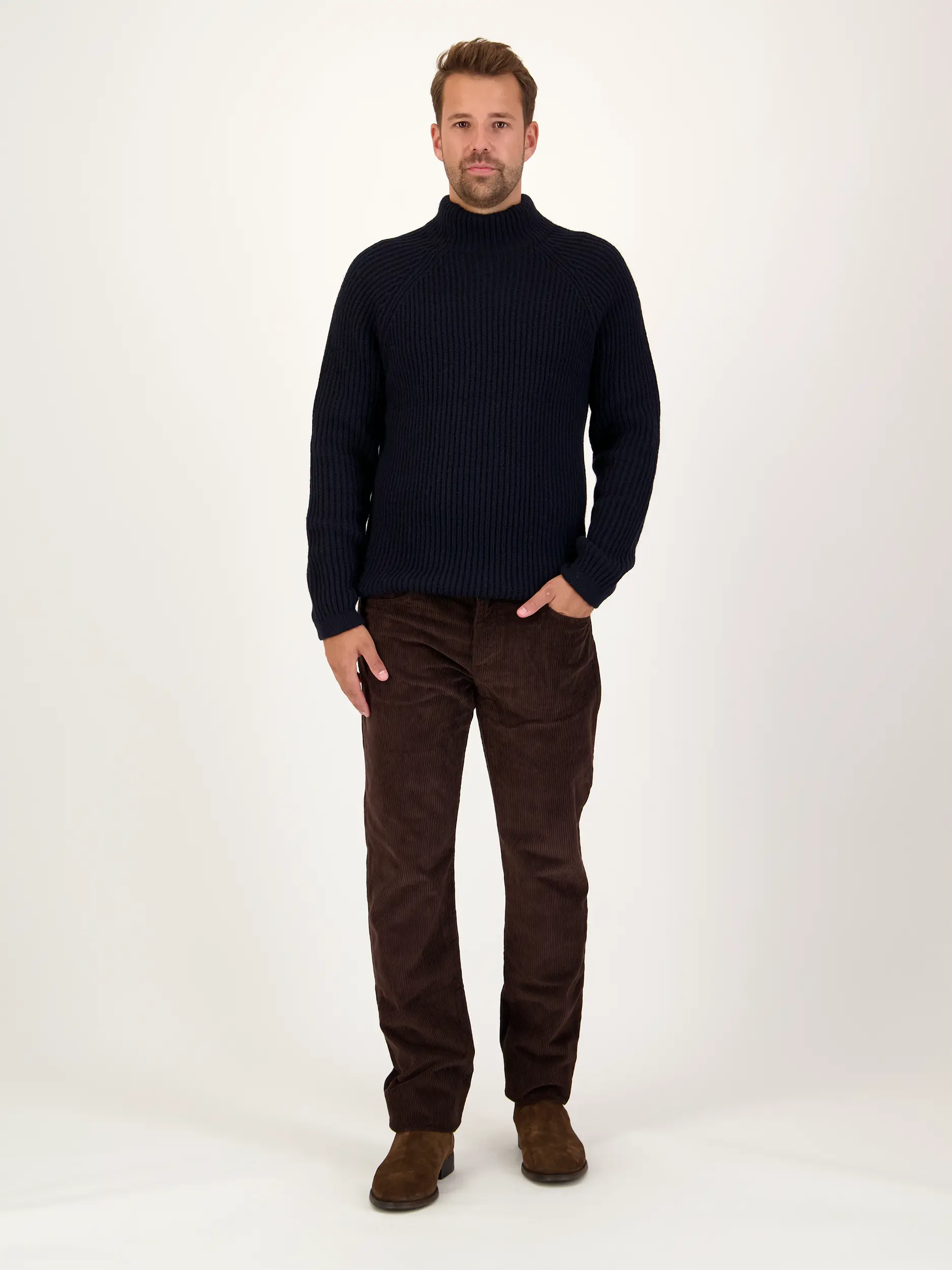 Cordhose - Artikel Teil eines Outfits getragen von einem Modell - Farbe: Braun