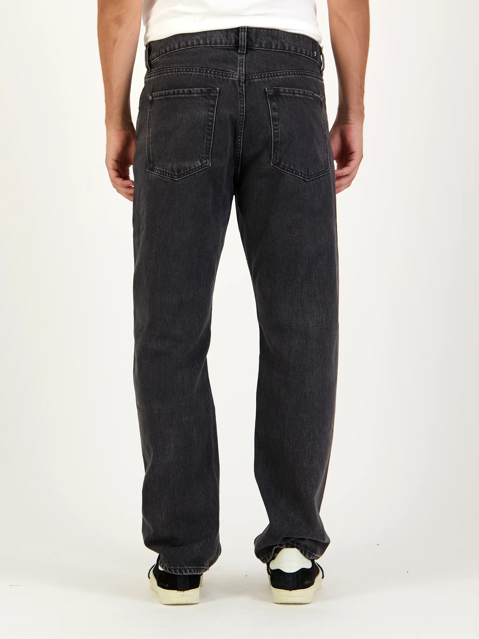 Mid Rise Straight Leg Jeans 'Caviar' - Artikel Rückseite getragen von einem Modell - Farbe: Schwarz