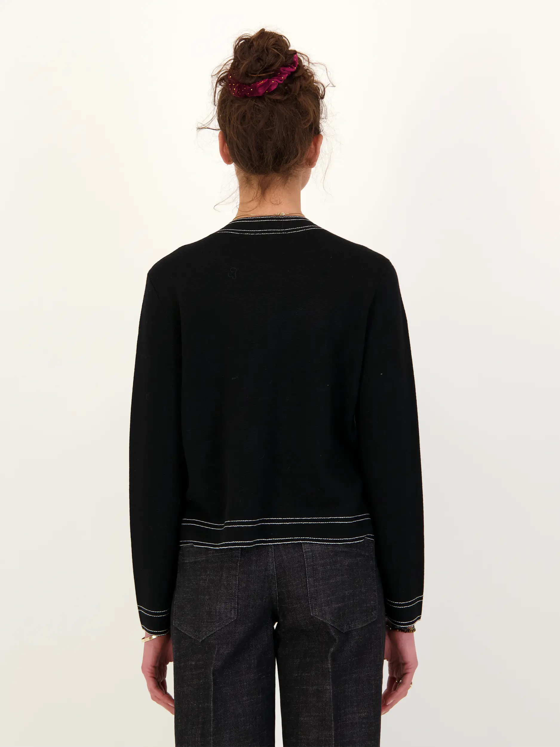 Strickjacke aus Wolle - Artikel Rückseite getragen von einem Modell - Farbe: Schwarz