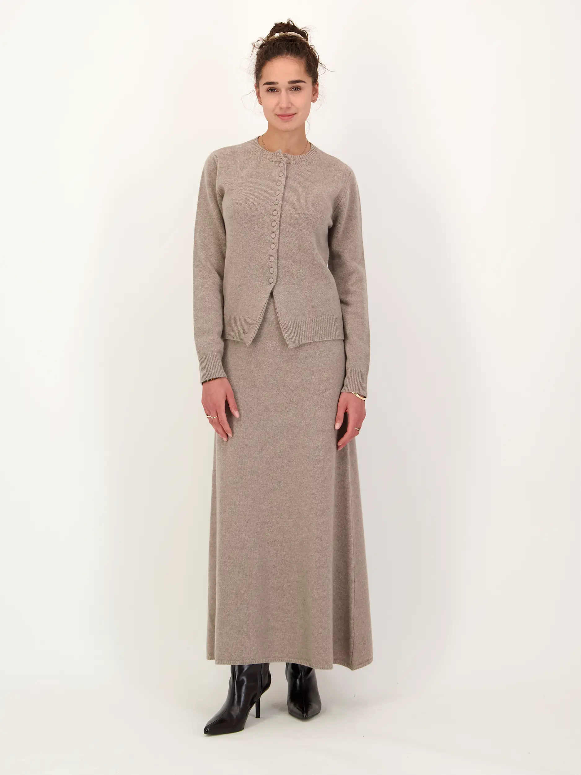 Strickjacke PW 'Celina' aus Kaschmir-Mix langarm - Artikel Teil eines Outfits getragen von einem Modell - Farbe: Braun