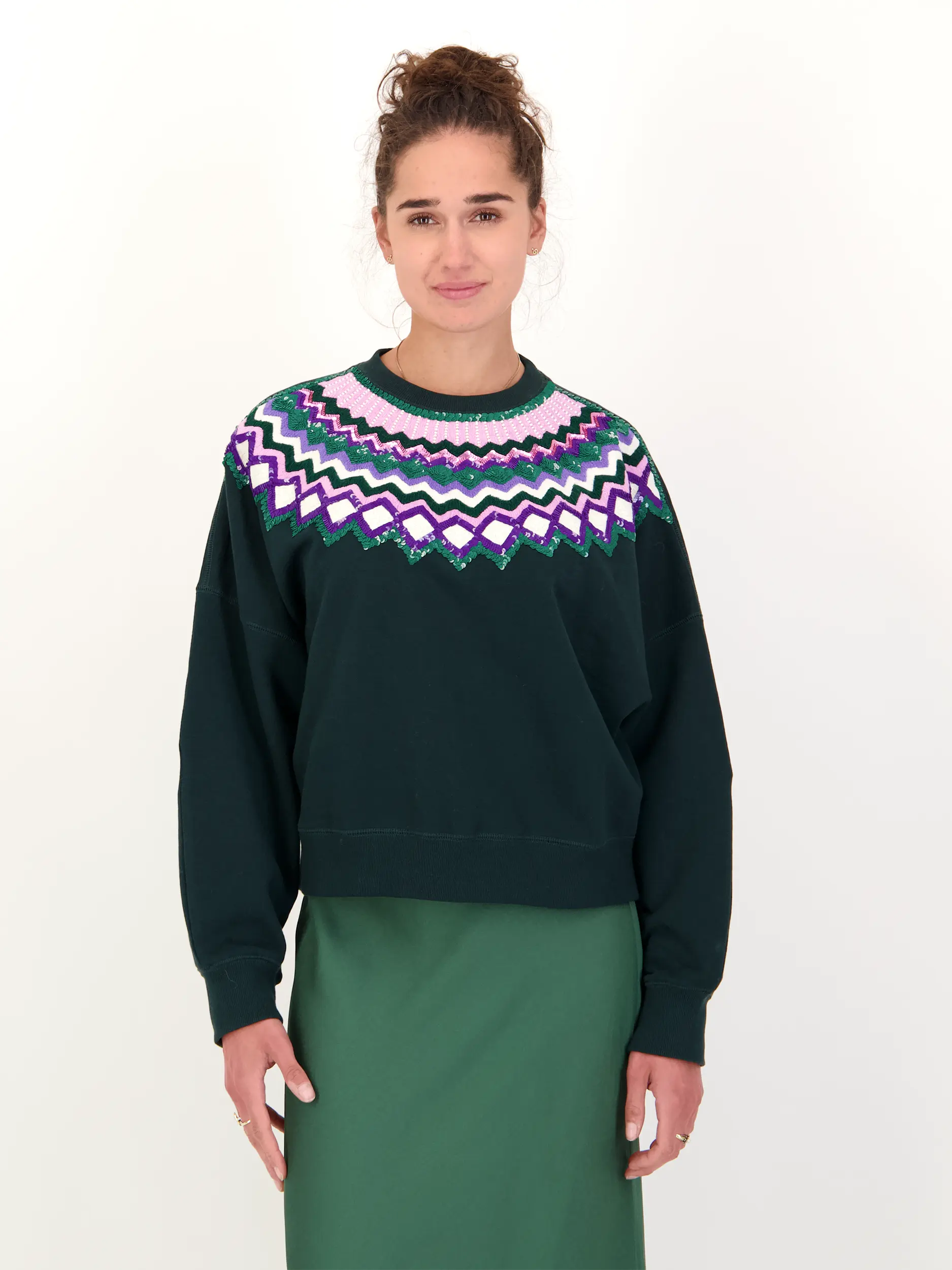 Gemustertes Sweatshirt 'Issu' mit Pailletten langarm - Artikel Vorderseite getragen von einem Modell - Farbe: Grün