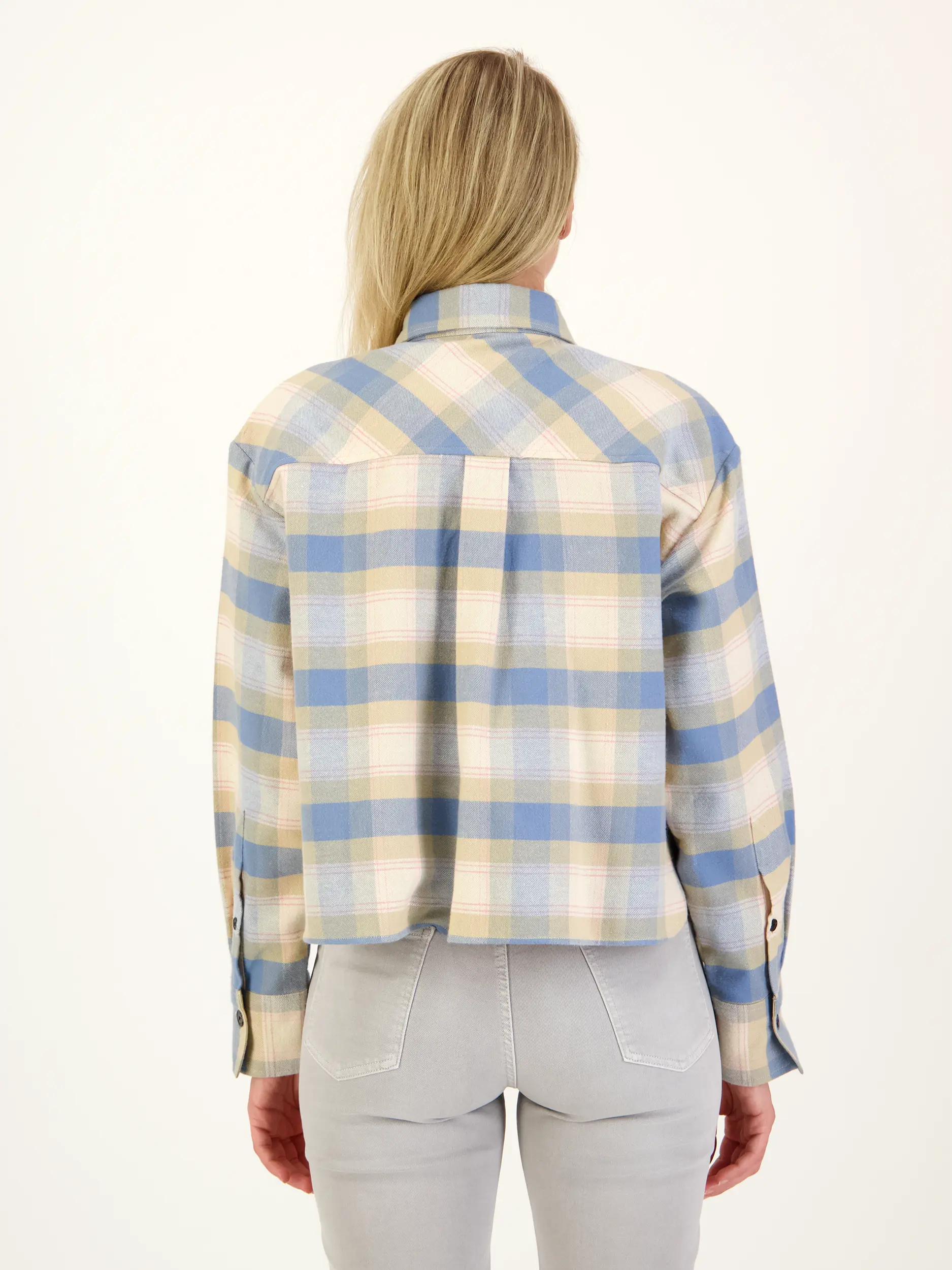 Kariertes Overshirt - Artikel Rückseite getragen von einem Modell