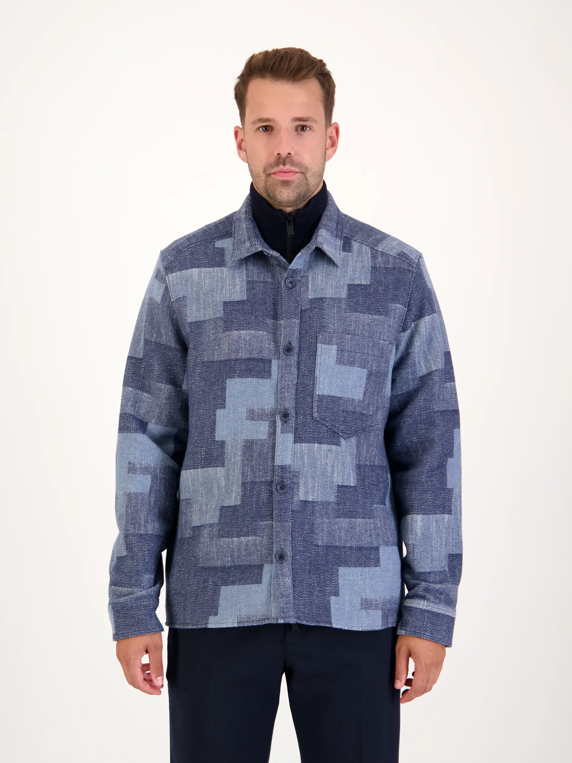 Overshirt 'Dieggo' mit Kentkragen langarm - Artikel Vorderseite getragen von einem Modell - Farbe: Blau