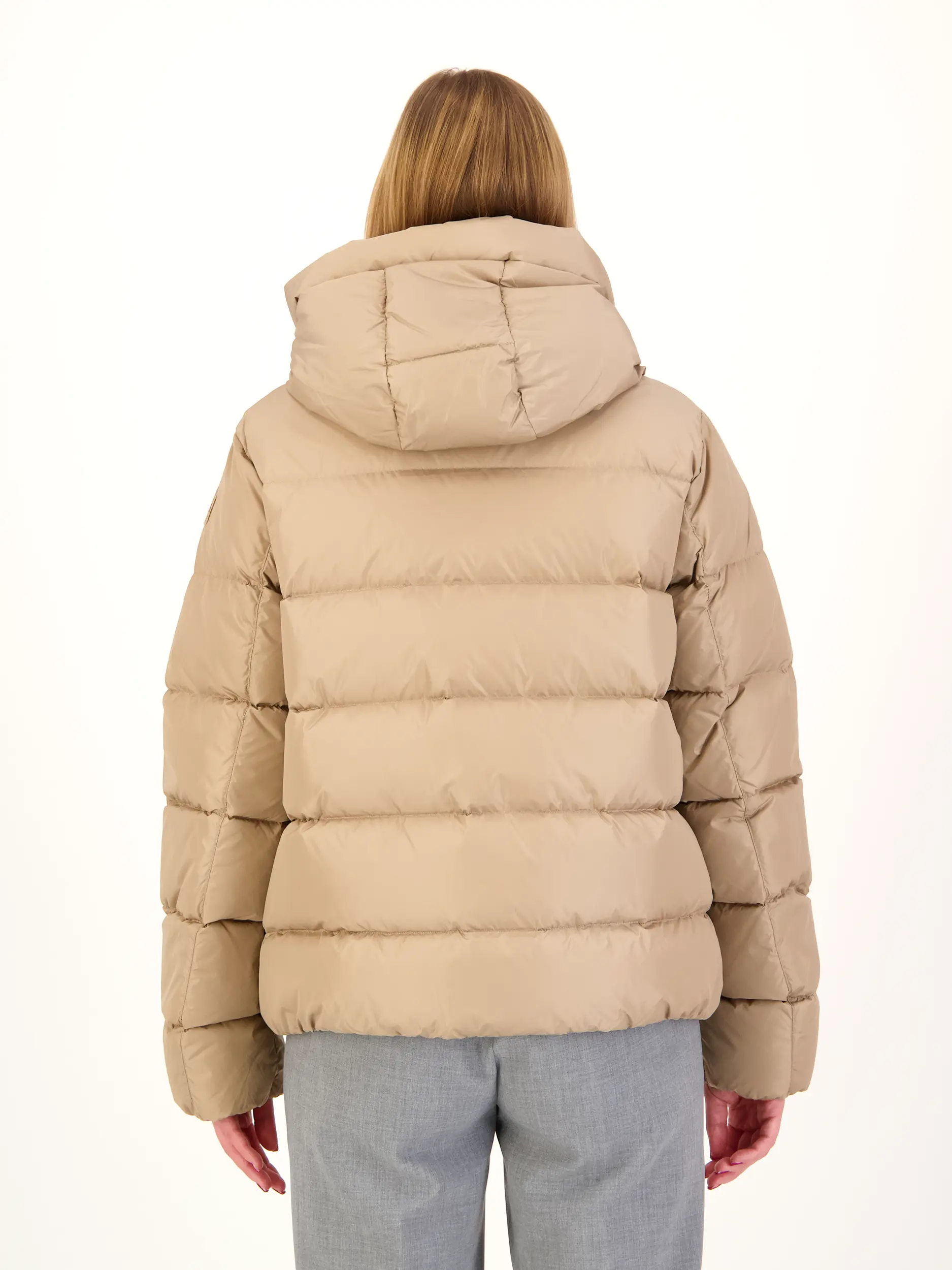 Wasserabweisende Daunenjacke 'Jinny' - Artikel Rückseite getragen von einem Modell - Farbe: Beige