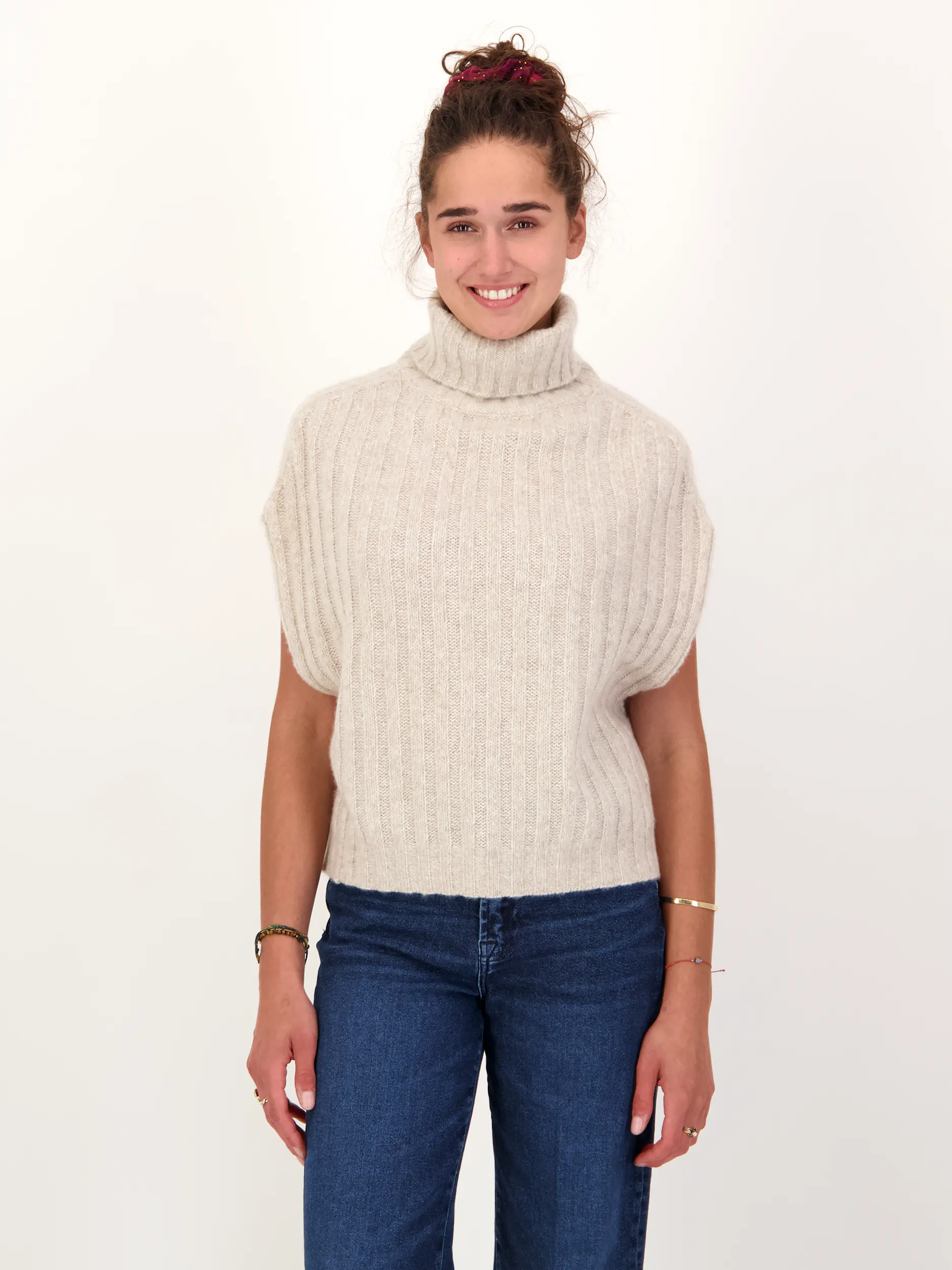 Pullunder aus Kaschmir - Artikel Vorderseite getragen von einem Modell - Farbe: Beige