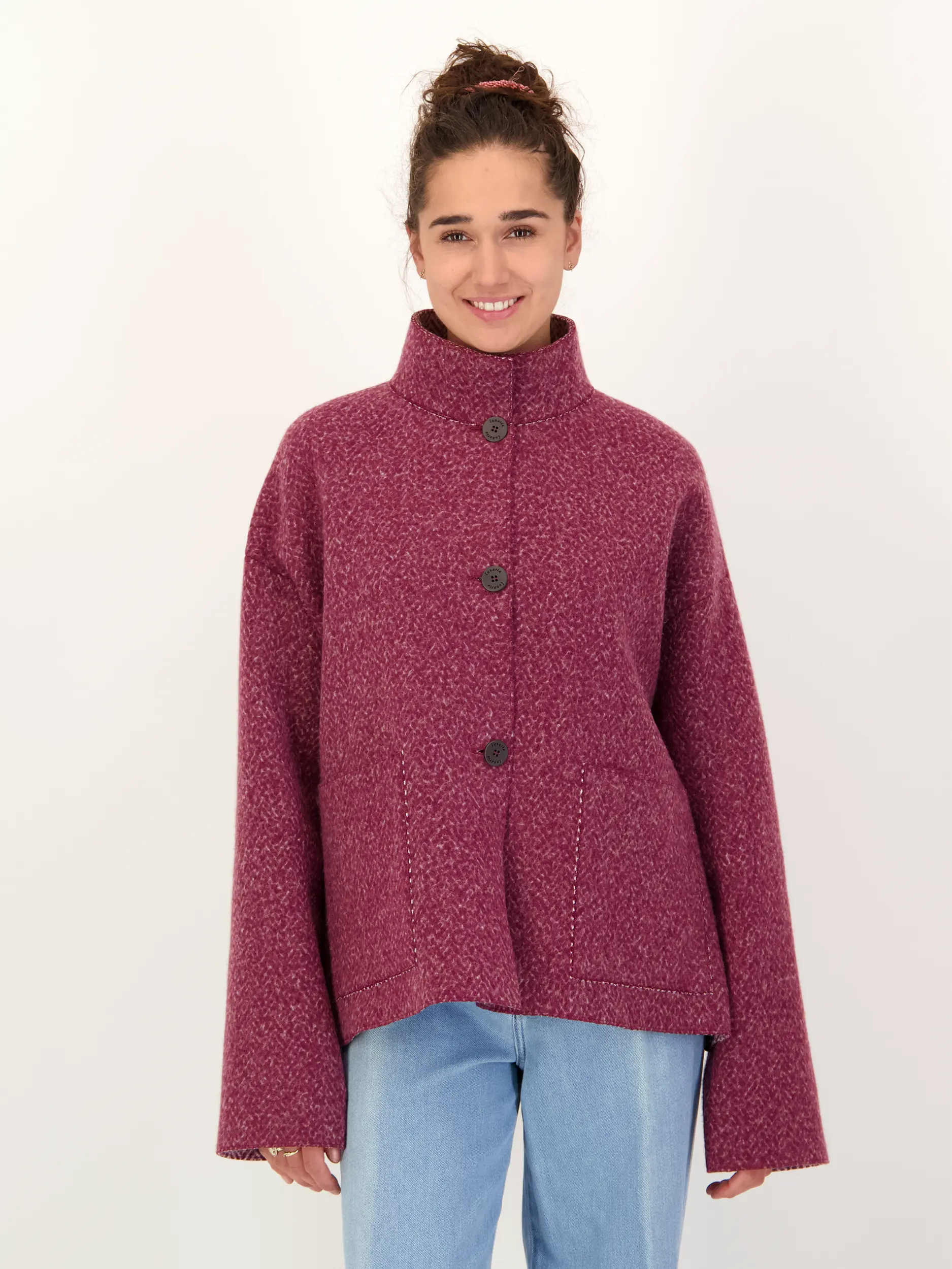 Wolljacke - Artikel Vorderseite getragen von einem Modell - Farbe: Rot