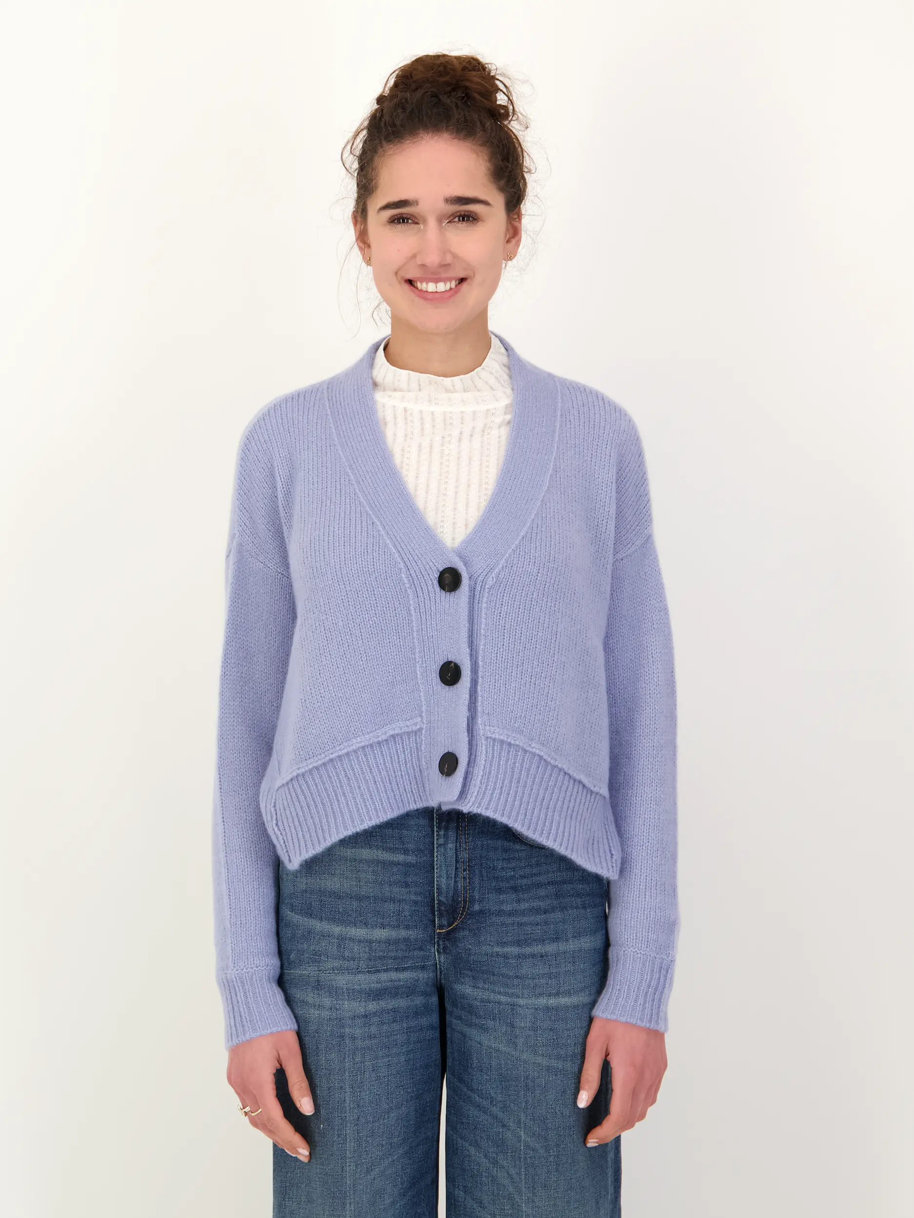 Strickjacke 'Riely' aus Kaschmir - Artikel Vorderseite getragen von einem Modell - Farbe: Blau