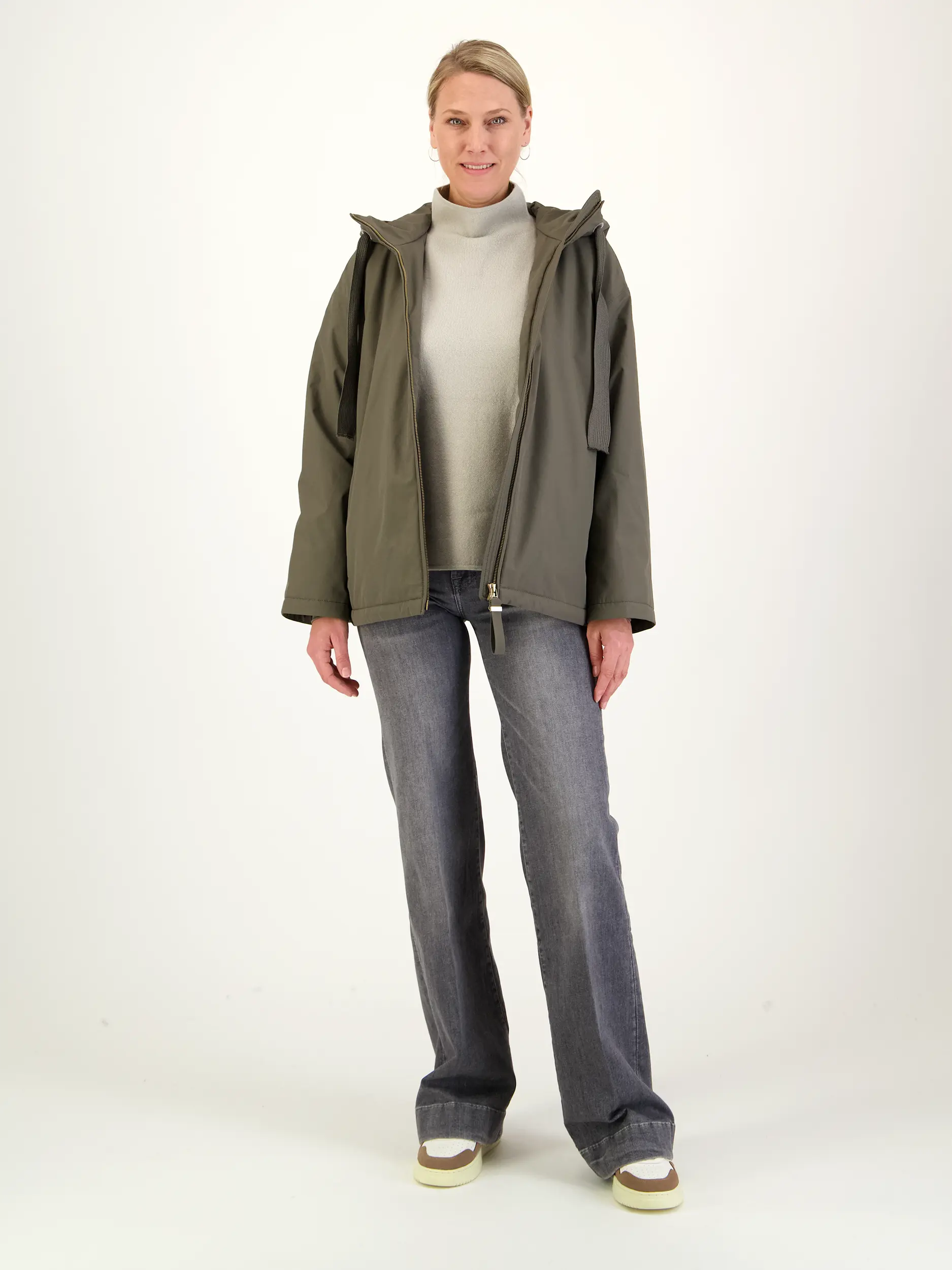 Pullover aus Wolle langarm - Artikel Teil eines Outfits getragen von einem Modell - Farbe: Grau