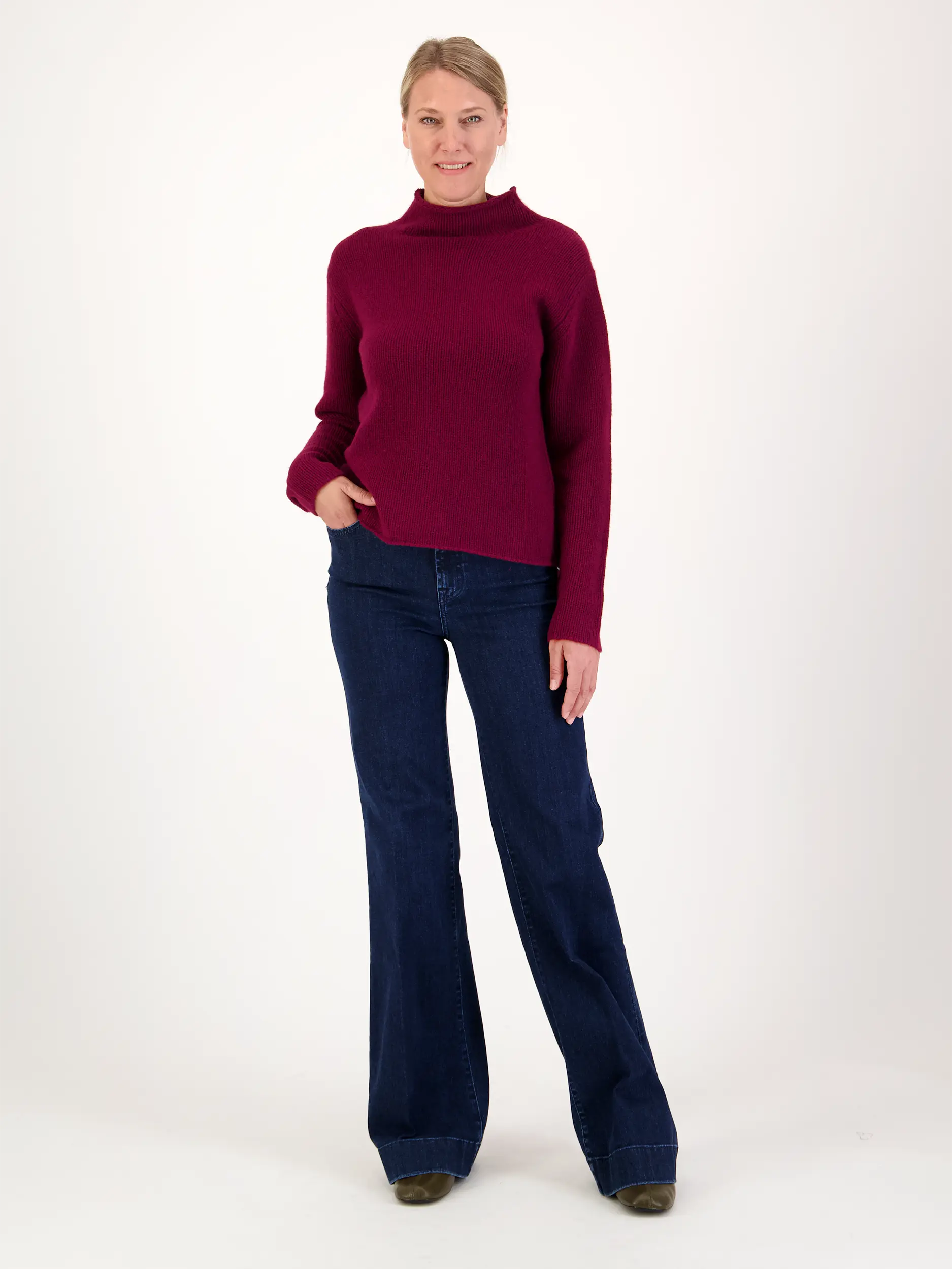 High Rise Flared Leg Jeans 'Modern Dojo' - Artikel Teil eines Outfits getragen von einem Modell - Farbe: Blau
