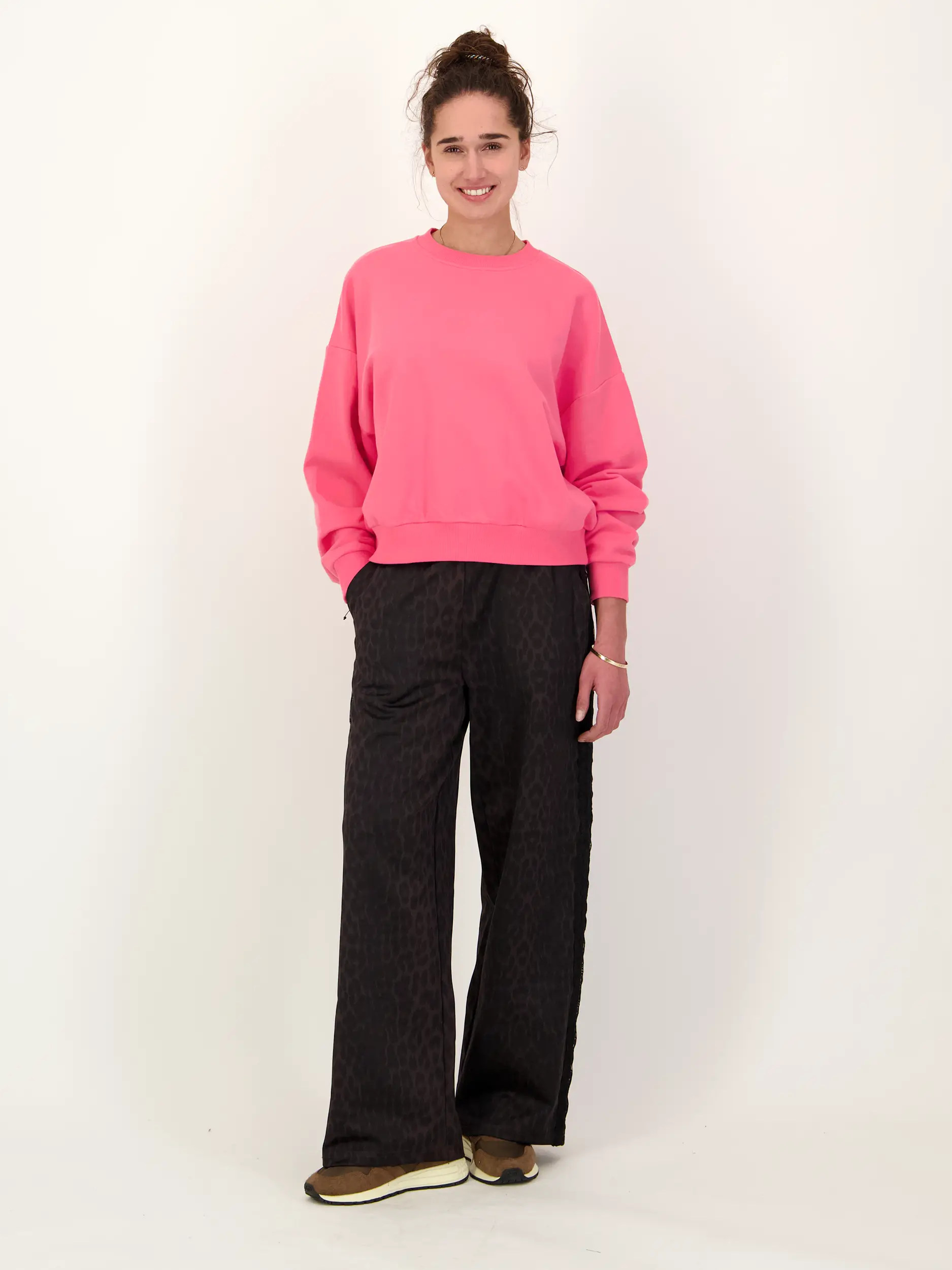 Sweatshirt 'Love' - Artikel Teil eines Outfits getragen von einem Modell - Farbe: Rosa&Pink