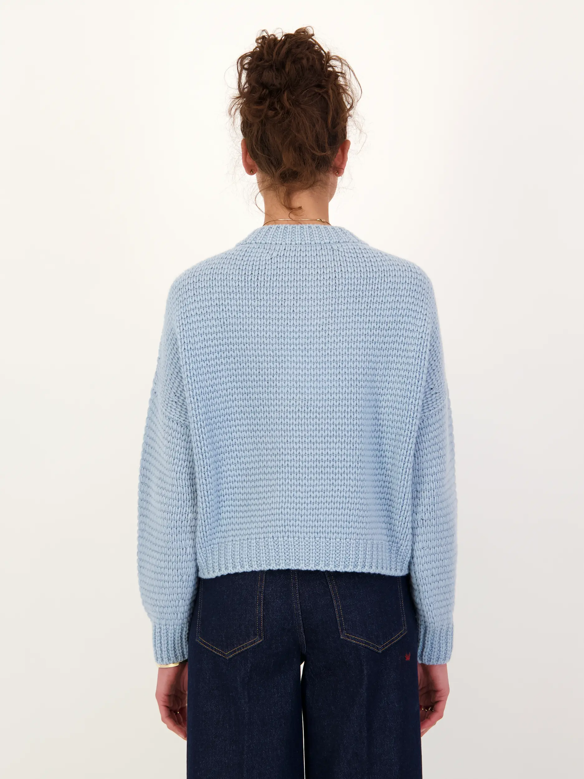 Strickjacke 'Marjorie' aus Kaschmir - Artikel Rückseite getragen von einem Modell - Farbe: Blau