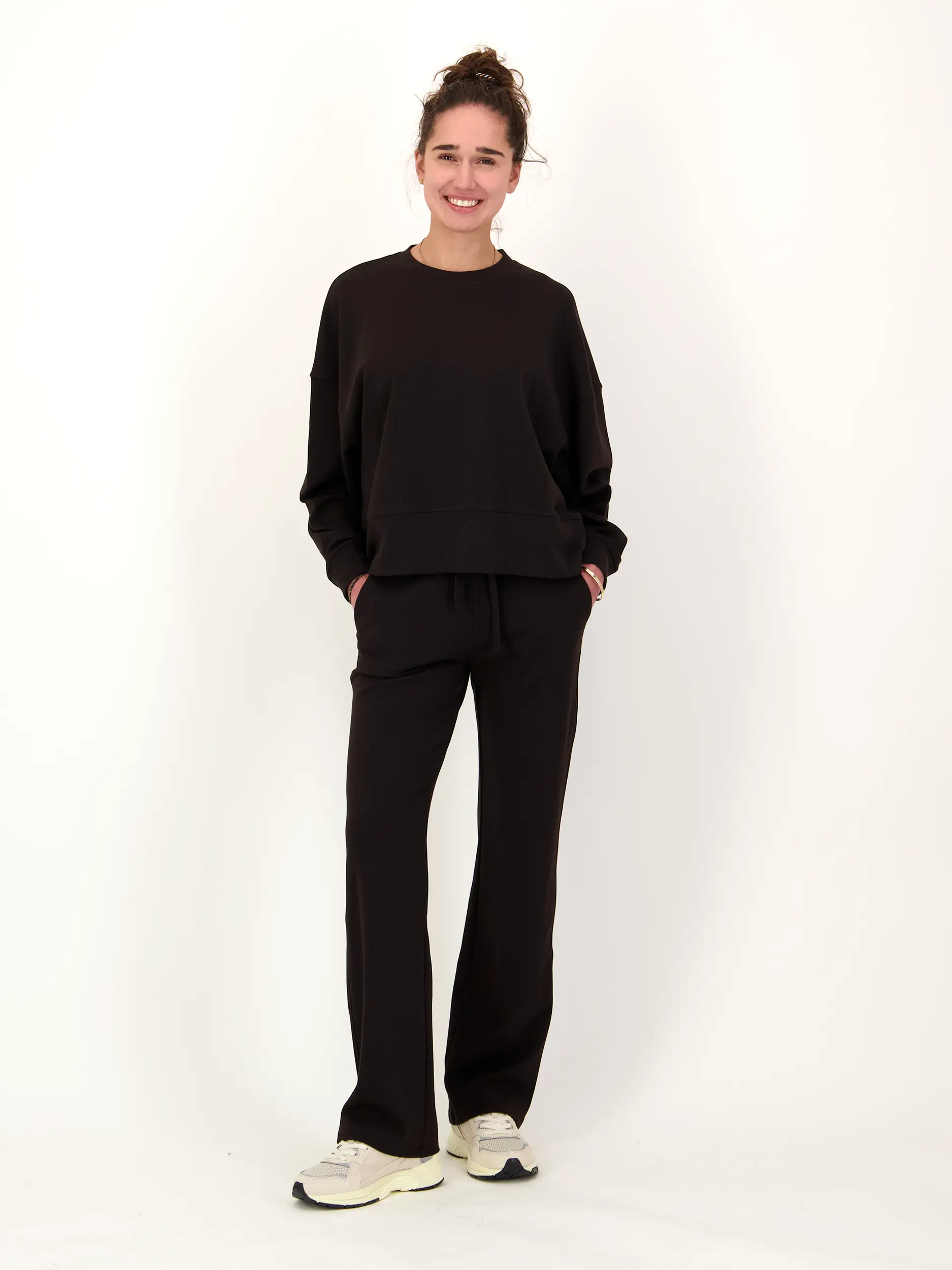 Sweathose 'Elina' - Artikel Teil eines Outfits getragen von einem Modell - Farbe: Braun