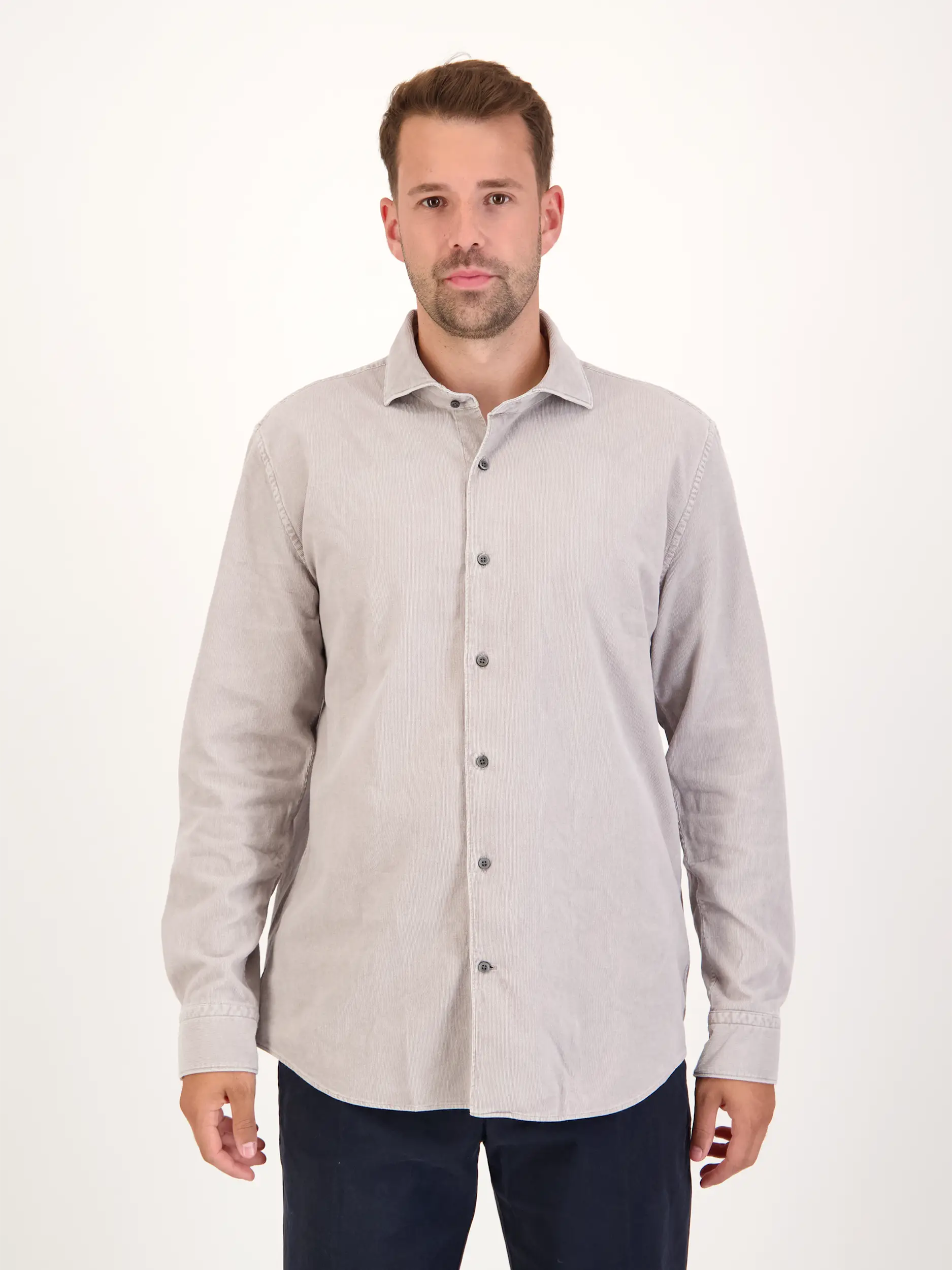 Cordhemd mit Haifischkragen langarm - Artikel Vorderseite getragen von einem Modell - Farbe: Grau