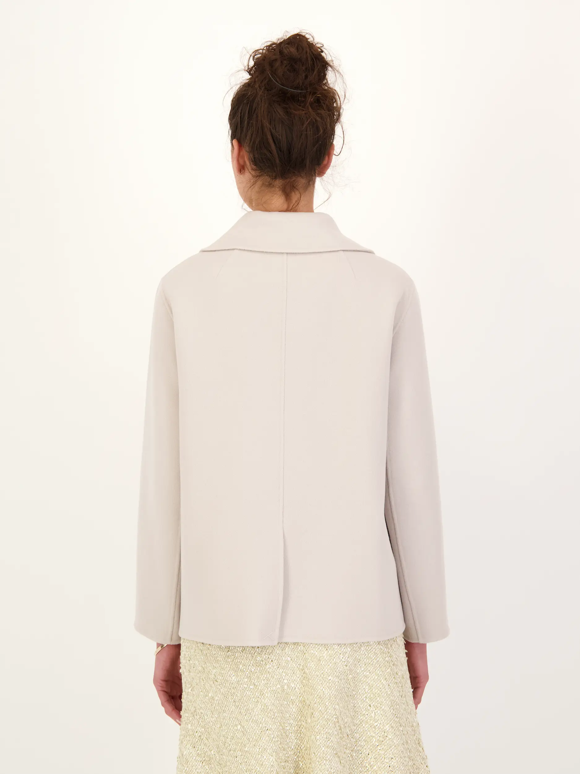 Wolljacke - Artikel Rückseite getragen von einem Modell - Farbe: Beige