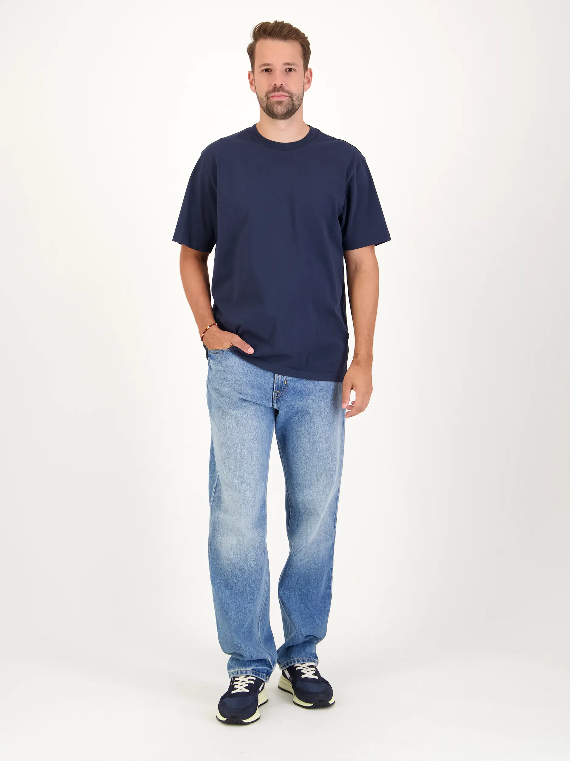 T-Shirt 'Adam' - Artikel Teil eines Outfits getragen von einem Modell - Farbe: Blau