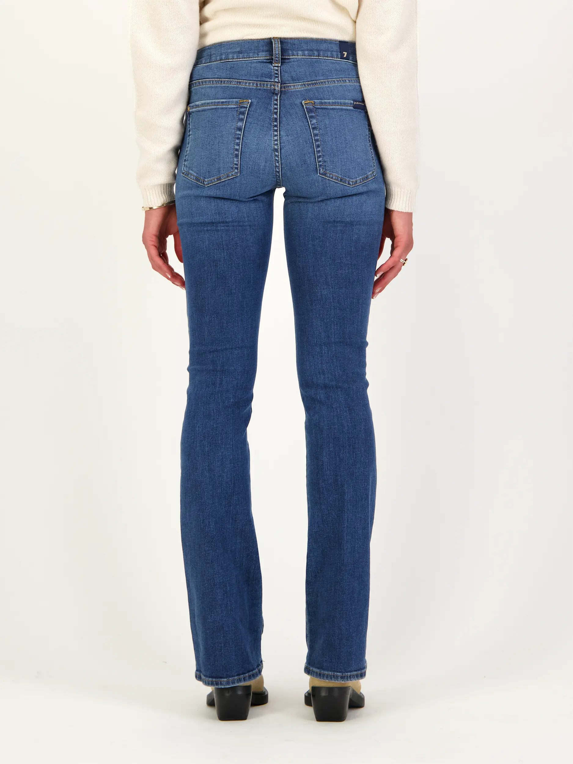 Mid Rise Bootcut Jeans - Artikel Rückseite getragen von einem Modell - Farbe: Blau