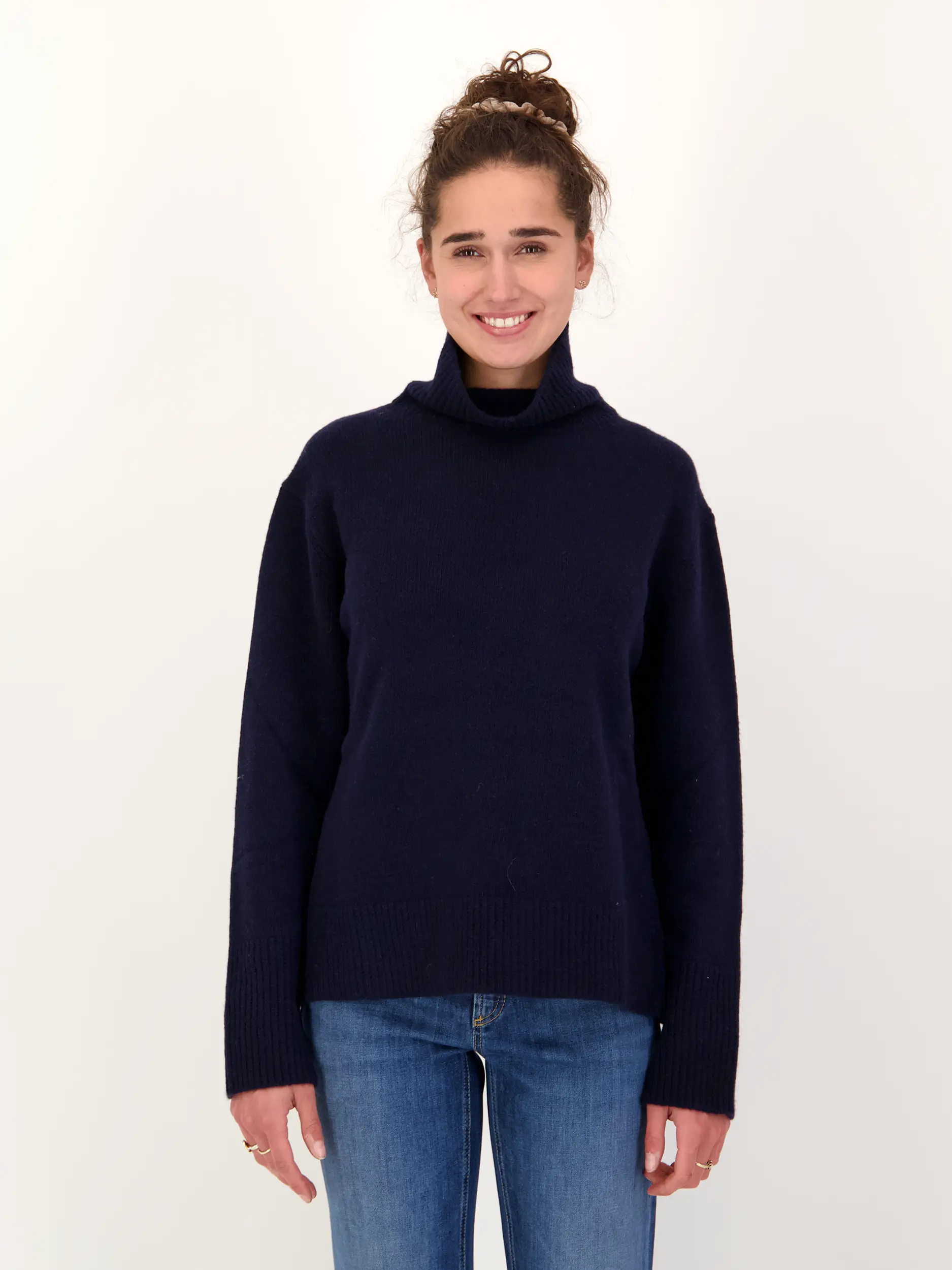 Pullover 'Anemone' aus Wolle langarm - Artikel Vorderseite getragen von einem Modell - Farbe: Blau