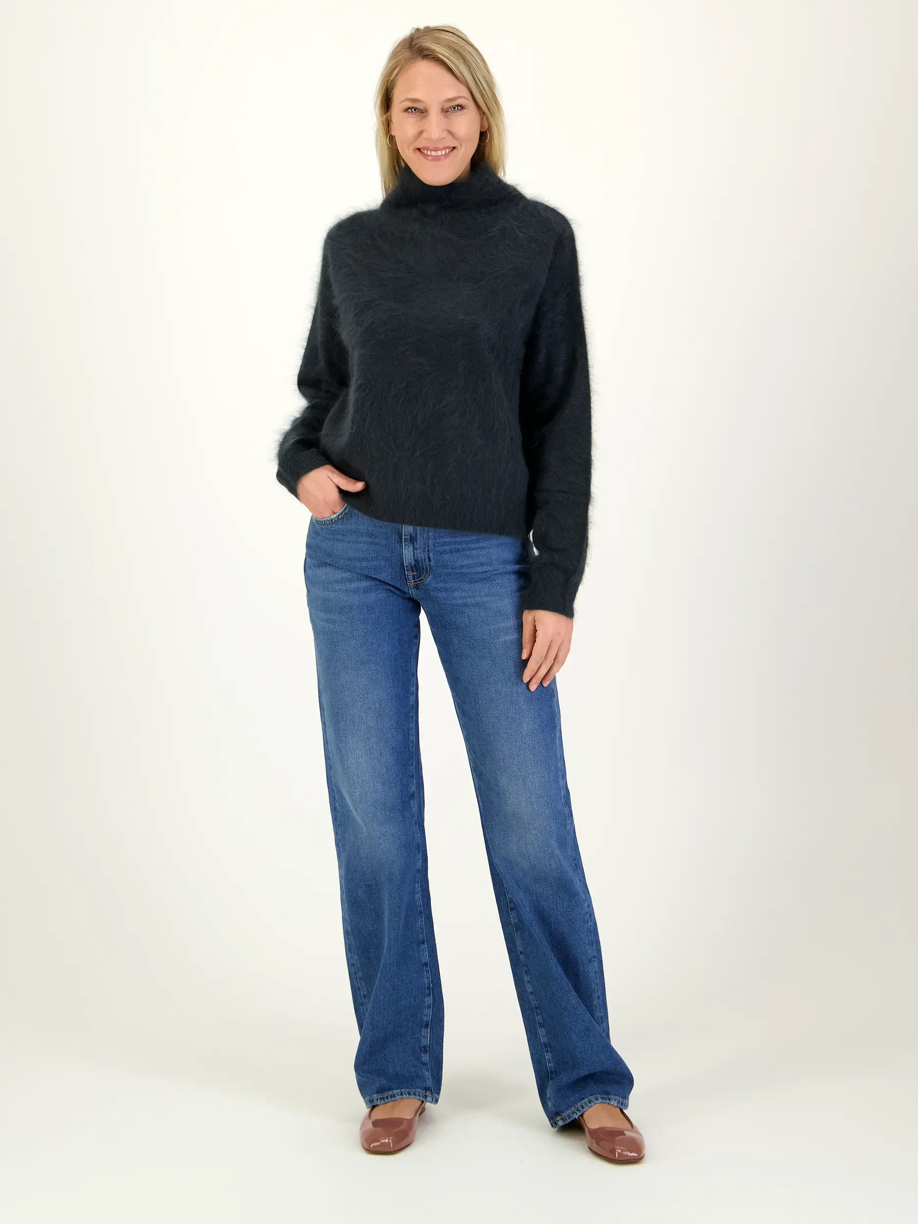 Pullover 'Embla' aus Kaschmir langarm - Artikel Teil eines Outfits getragen von einem Modell - Farbe: Grau