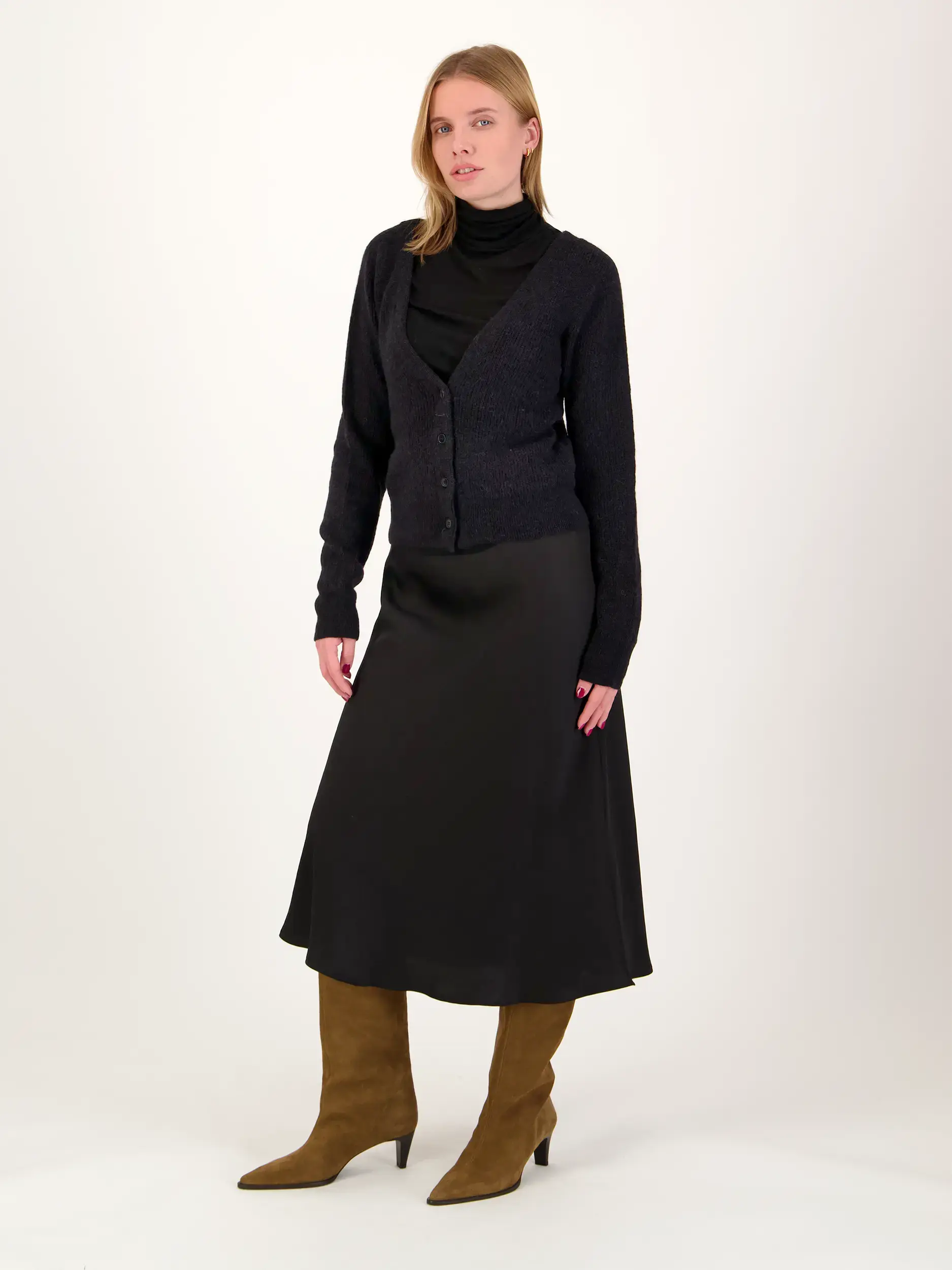 Strickjacke 'Gertija' langarm - Artikel Teil eines Outfits getragen von einem Modell - Farbe: Schwarz
