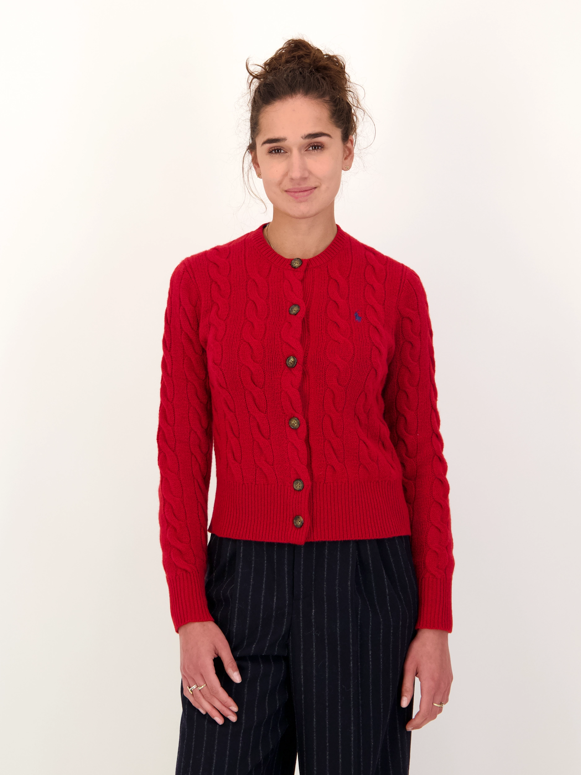 Strickjacke mit Zopfmuster  - Artikel Vorderseite getragen von einem Modell - Farbe: Rot