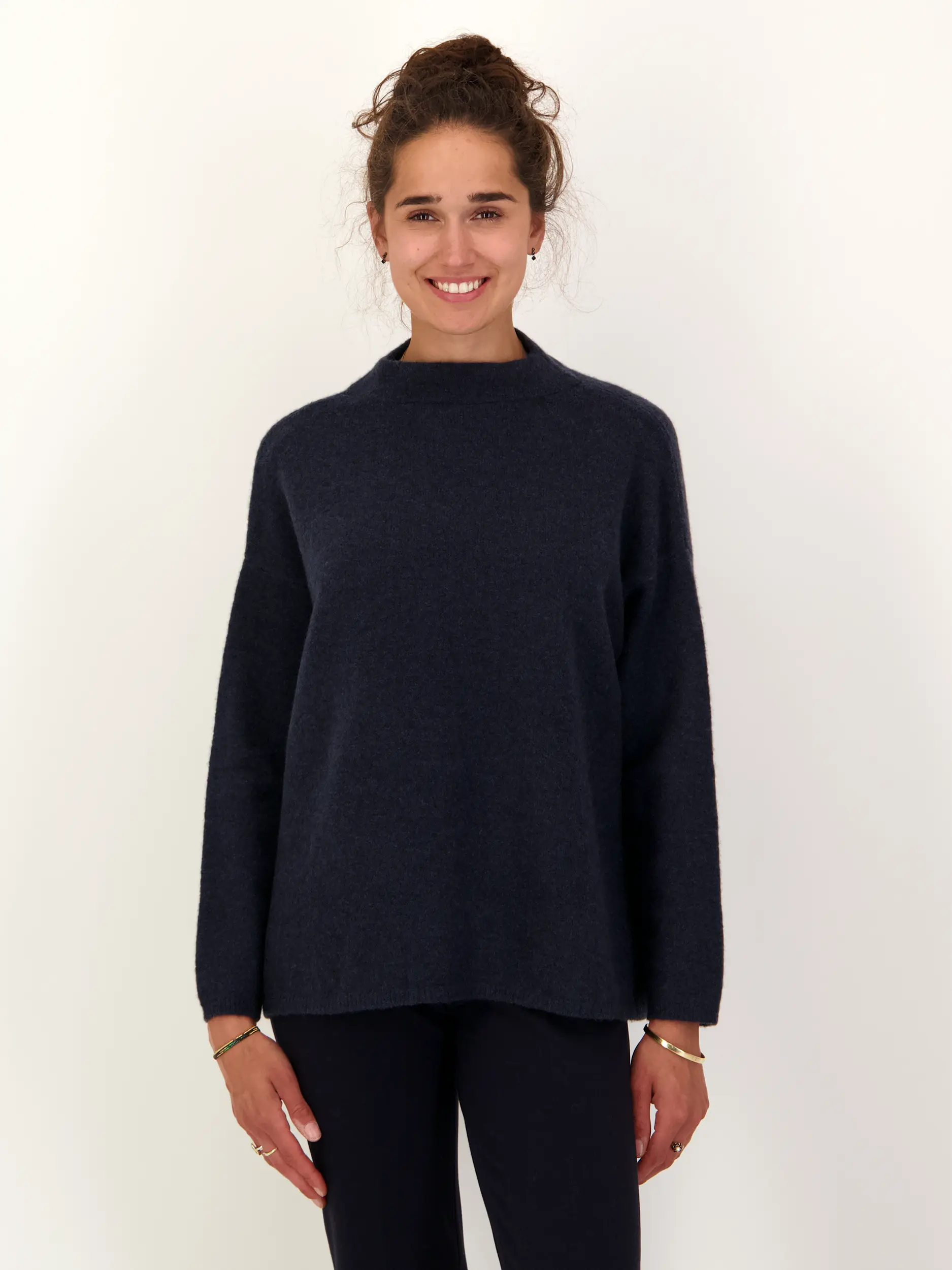 Pullover 'Naomi' aus Kaschmir langarm - Artikel Vorderseite getragen von einem Modell