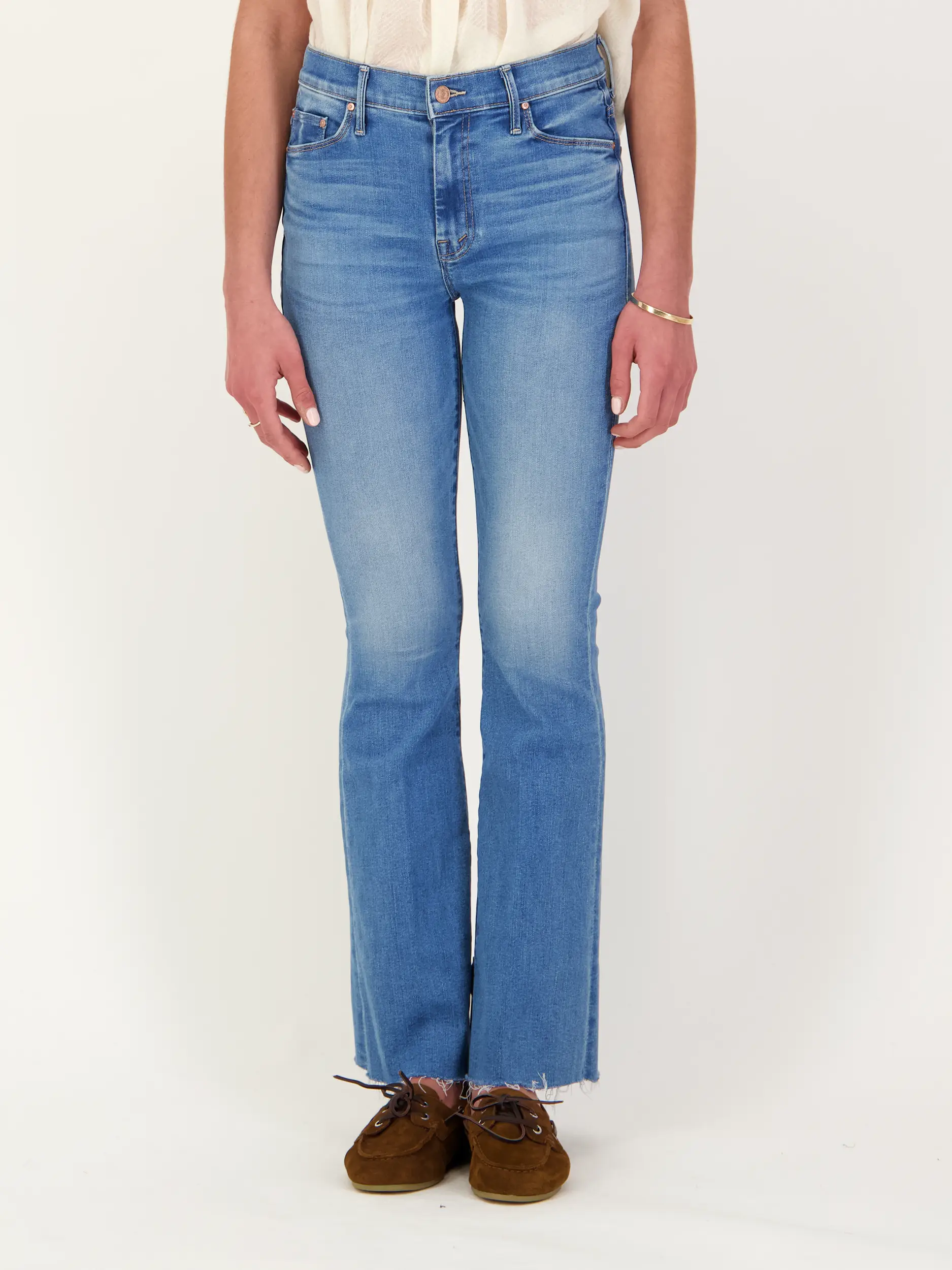 Mid Rise Flared Leg Jeans 'The Weekender Fray' - Artikel Vorderseite getragen von einem Modell - Farbe: Blau