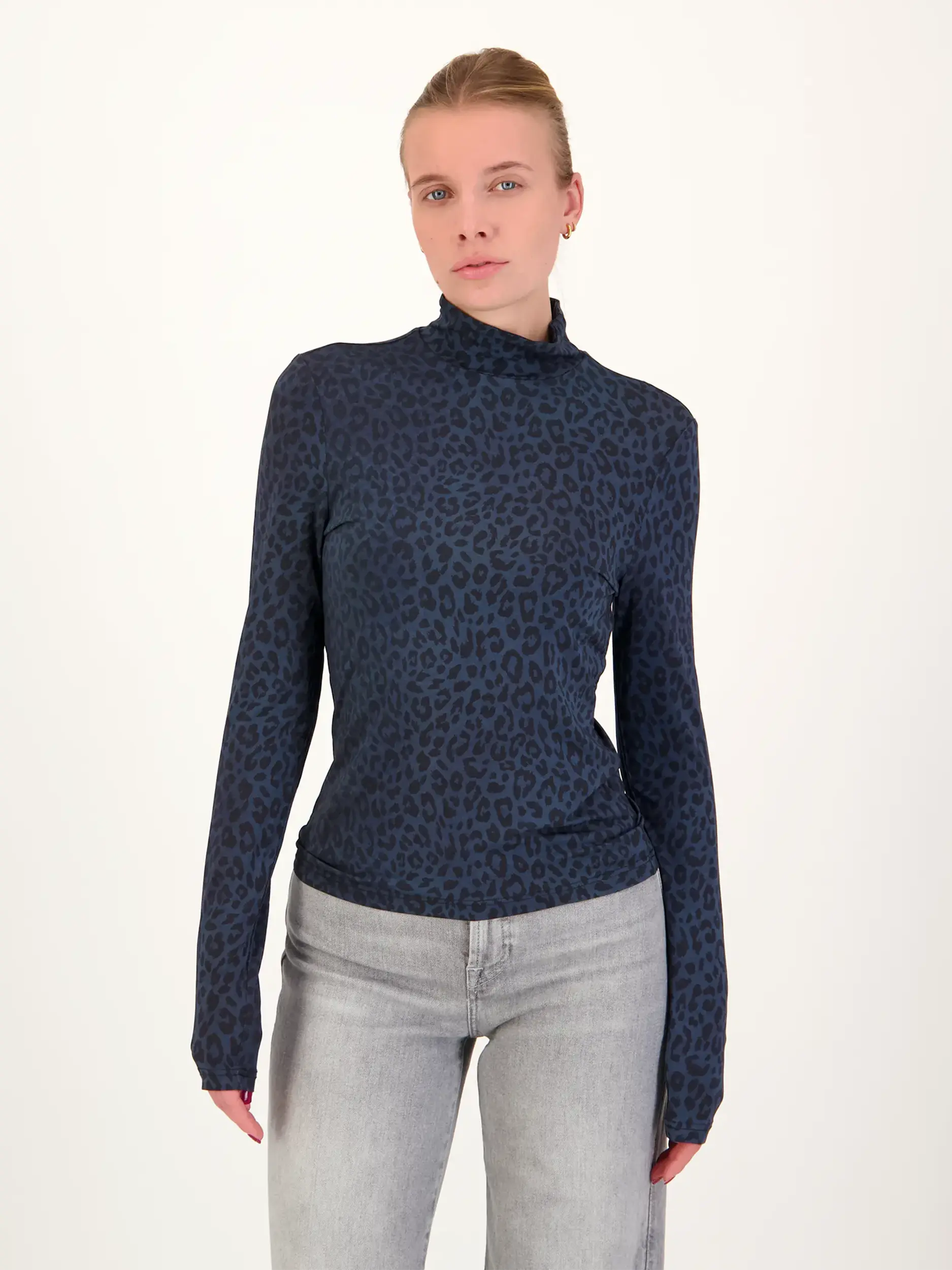 Turtleneck Shirt mit Leo-Print - Artikel Vorderseite getragen von einem Modell - Farbe: Blau