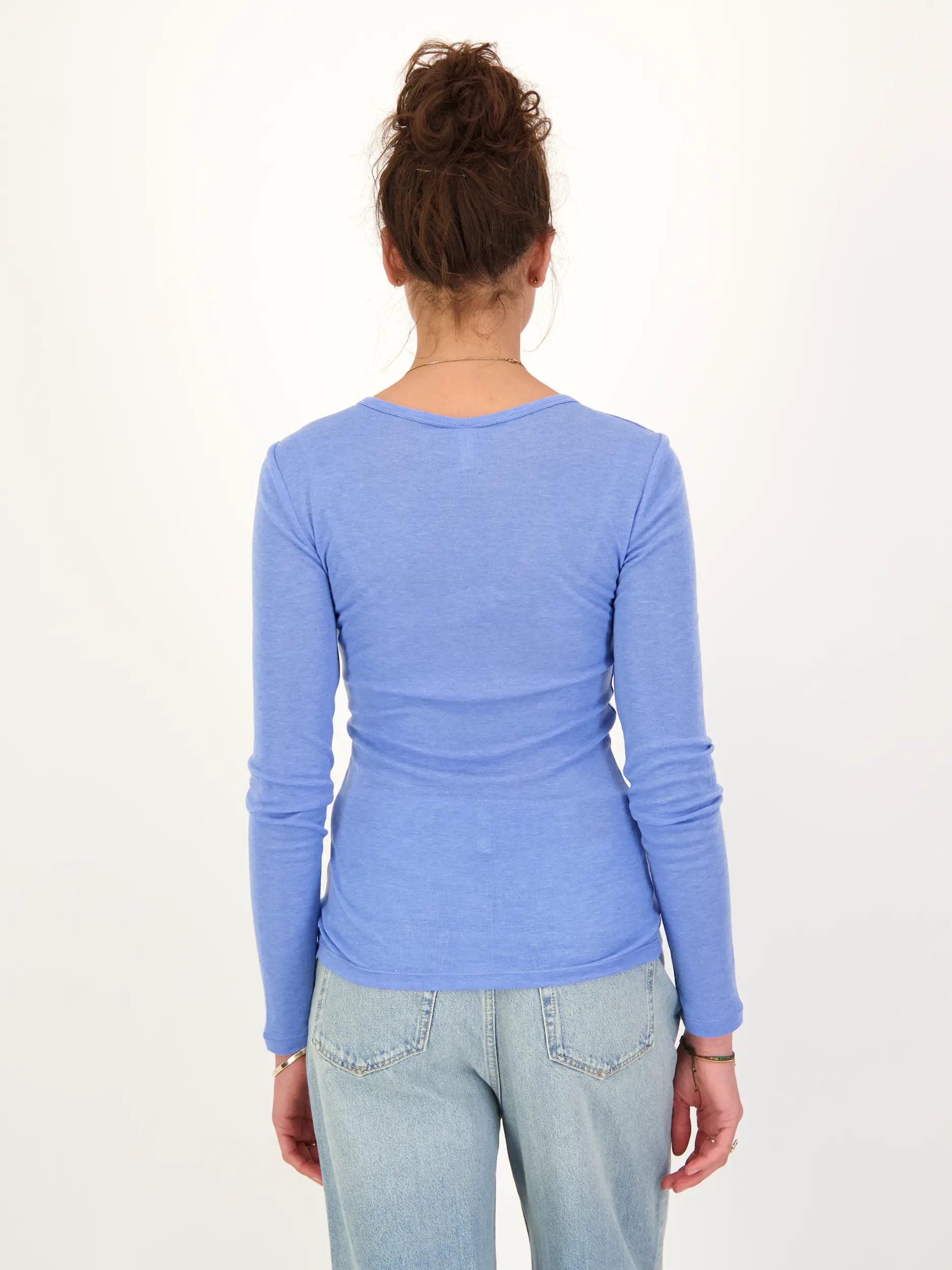 Langarmshirt 'Sadou' aus Woll-Mix - Artikel Rückseite getragen von einem Modell - Farbe: Blau