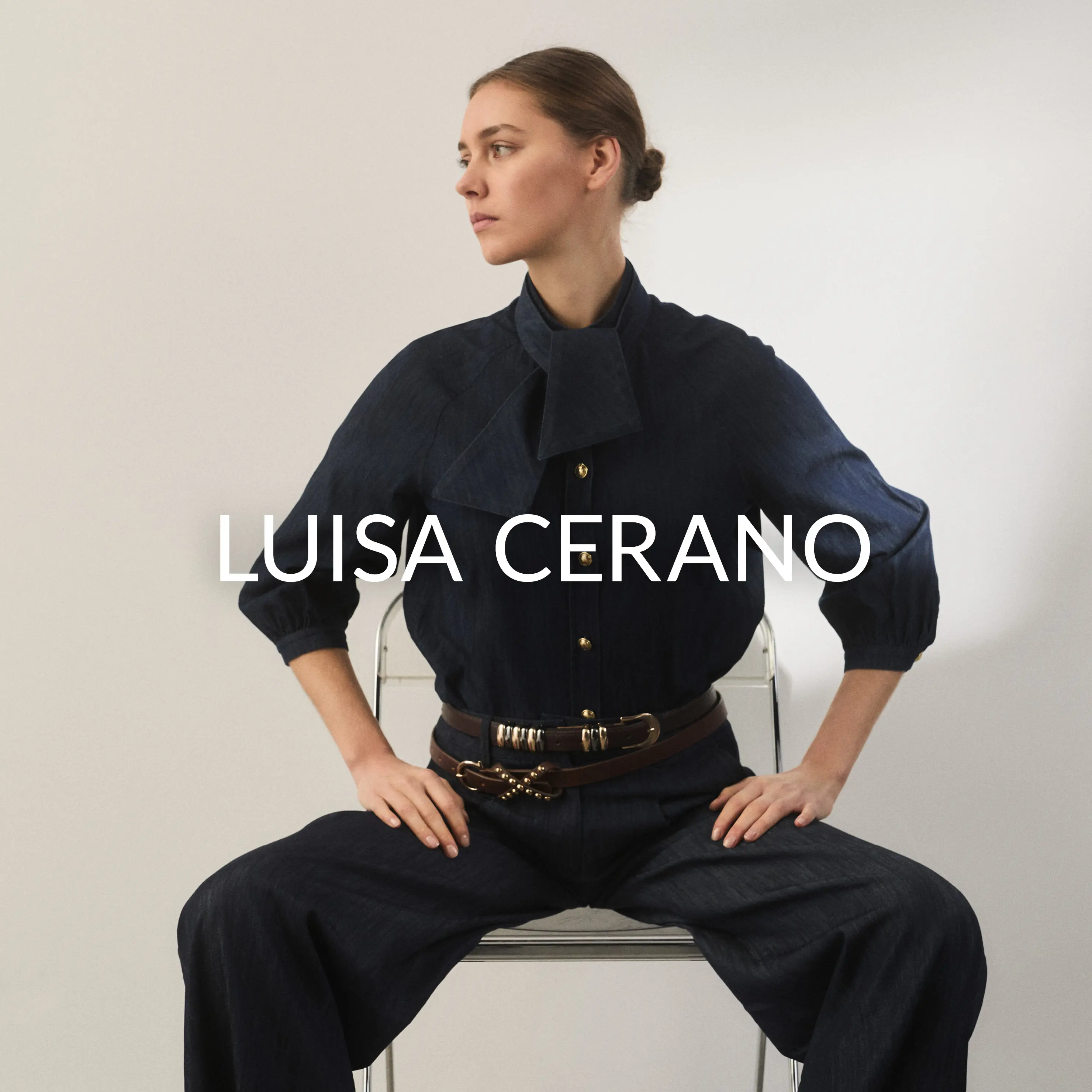 Frau in einem All Over Denim Look in dunkleblau – Marke Luisa Cerano im Vordergrund.