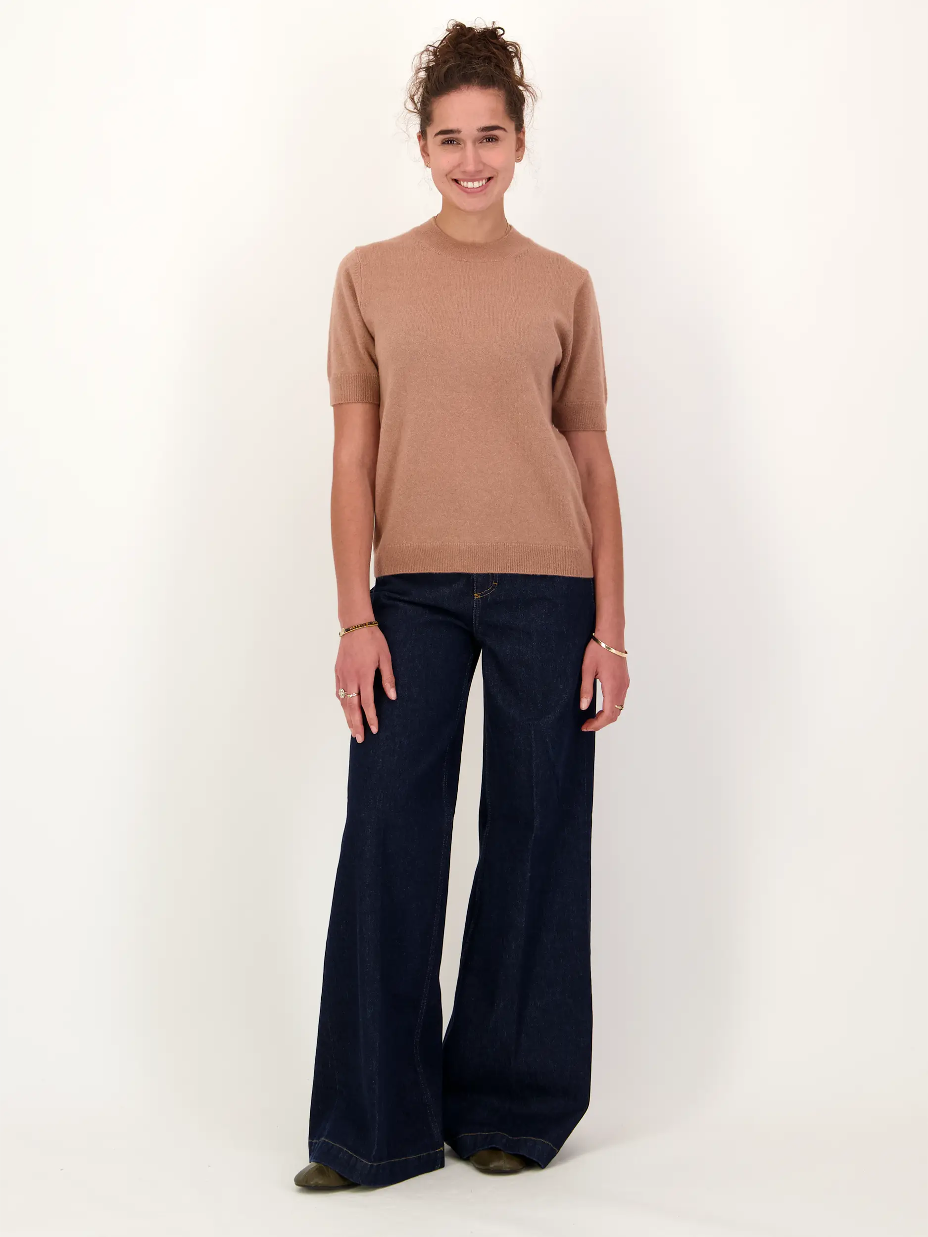 Pullover 'Sandra' aus Kaschmir-Mix kurzarm - Artikel Teil eines Outfits getragen von einem Modell - Farbe: Rot