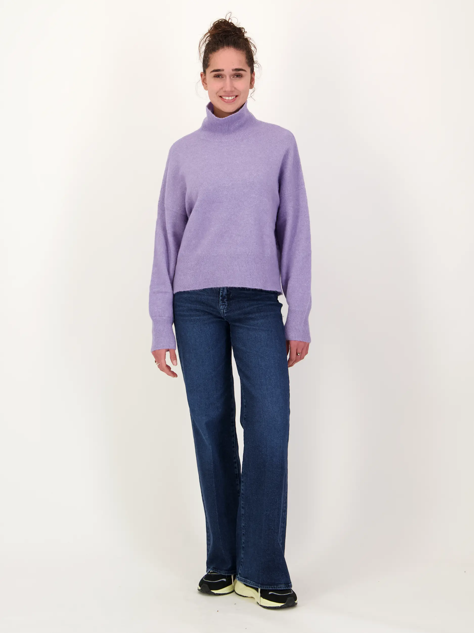 Pullover 'Nola' - Artikel Teil eines Outfits getragen von einem Modell - Farbe: Violett